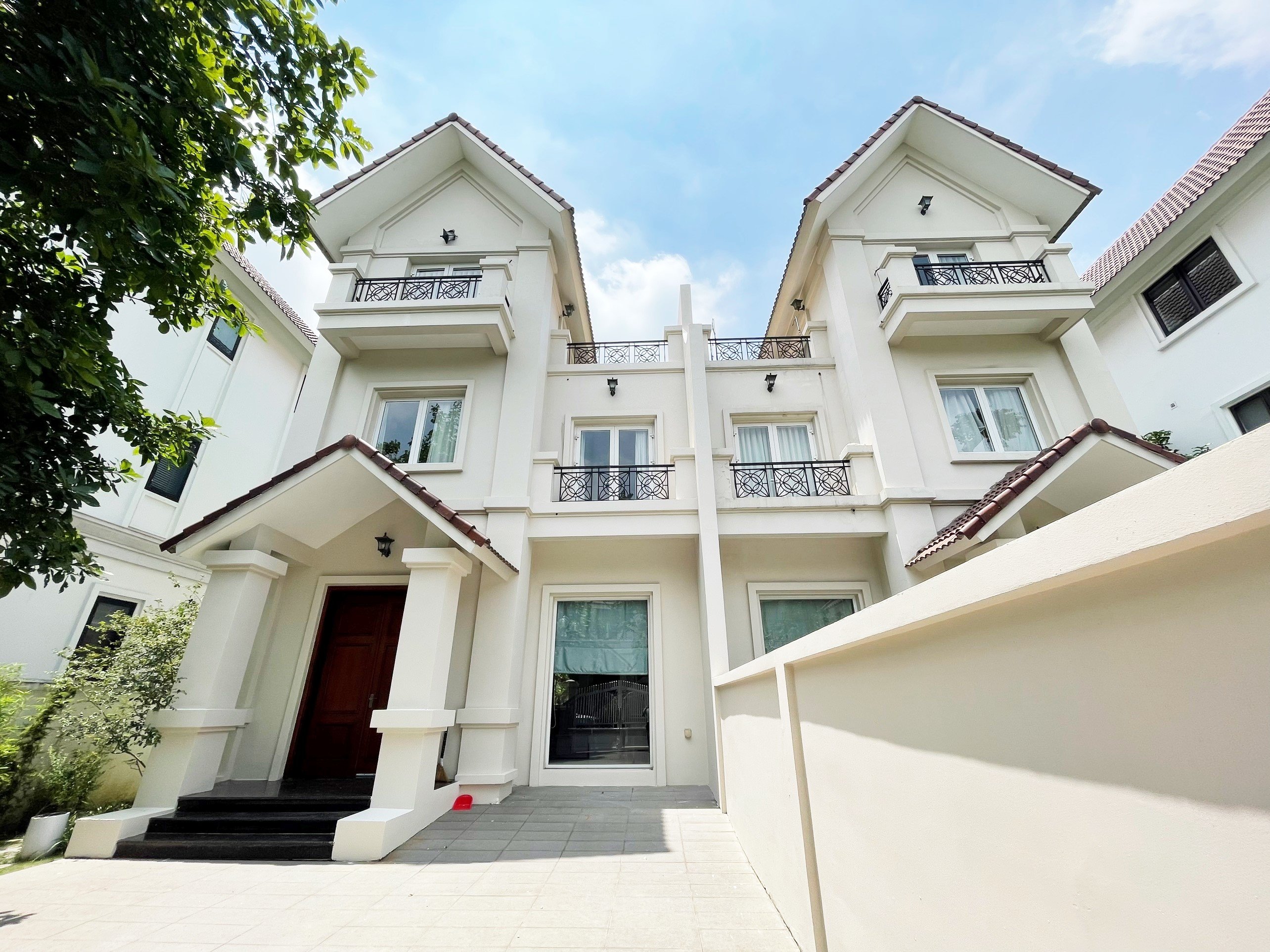 Biệt thự sân vườn rộng cho thuê tại Hoa Sữa Vinhomes Riverside 1