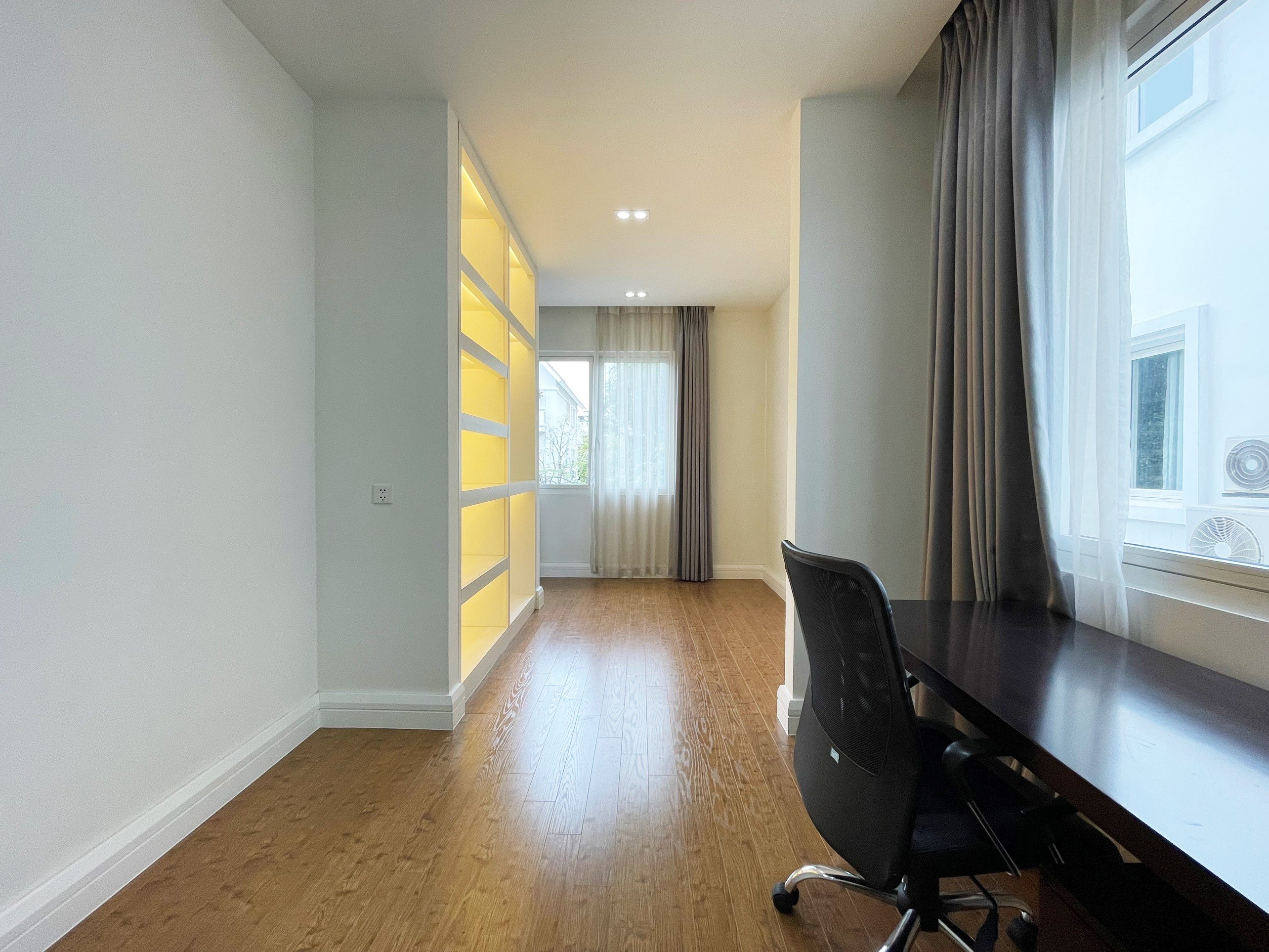 Biệt thự sân vườn rộng cho thuê tại Hoa Sữa Vinhomes Riverside 11