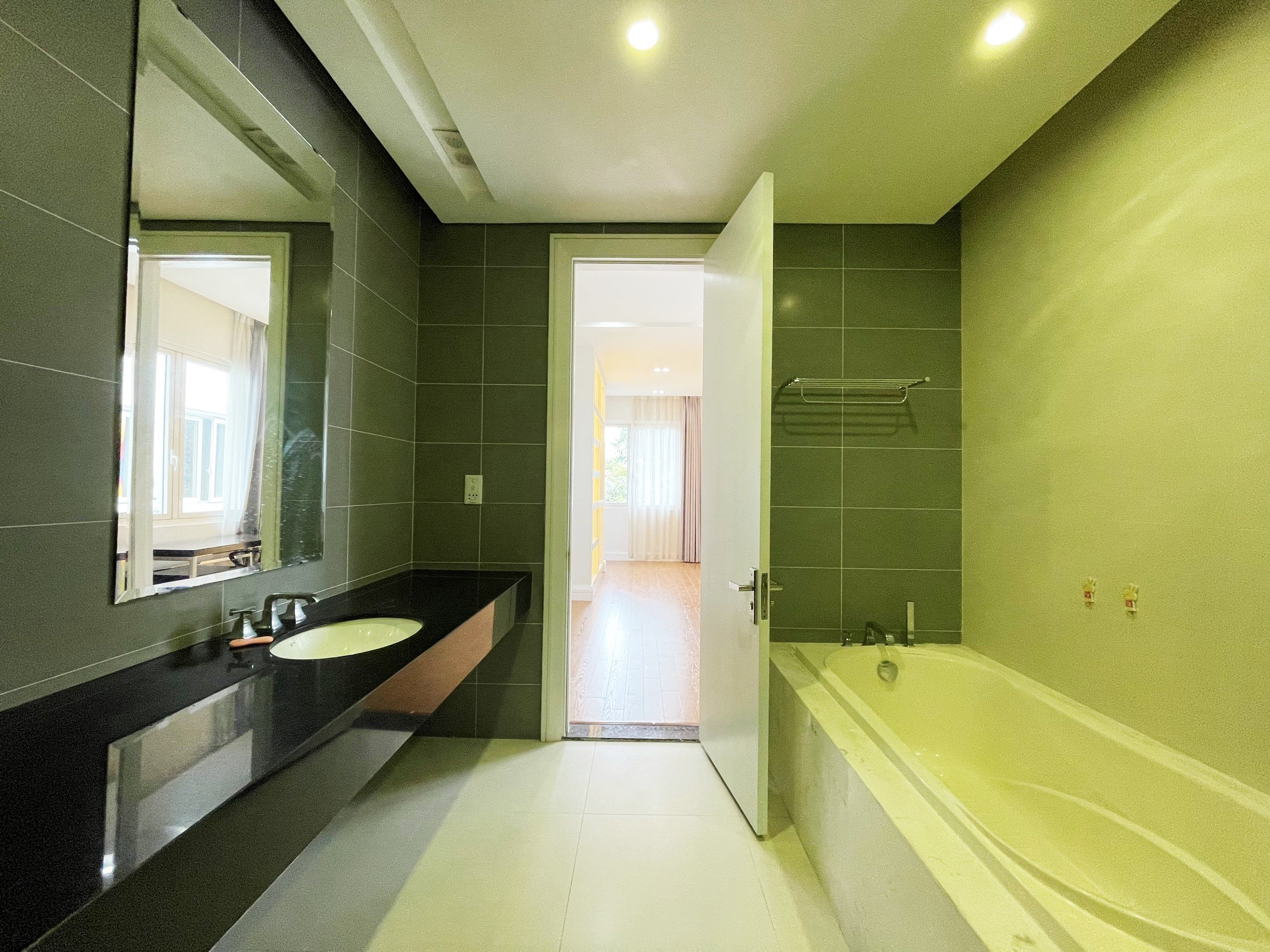 Biệt thự sân vườn rộng cho thuê tại Hoa Sữa Vinhomes Riverside 12