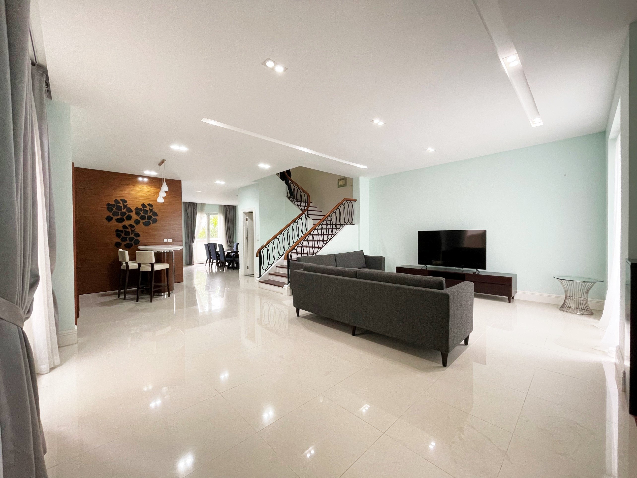 Biệt thự sân vườn rộng cho thuê tại Hoa Sữa Vinhomes Riverside 2