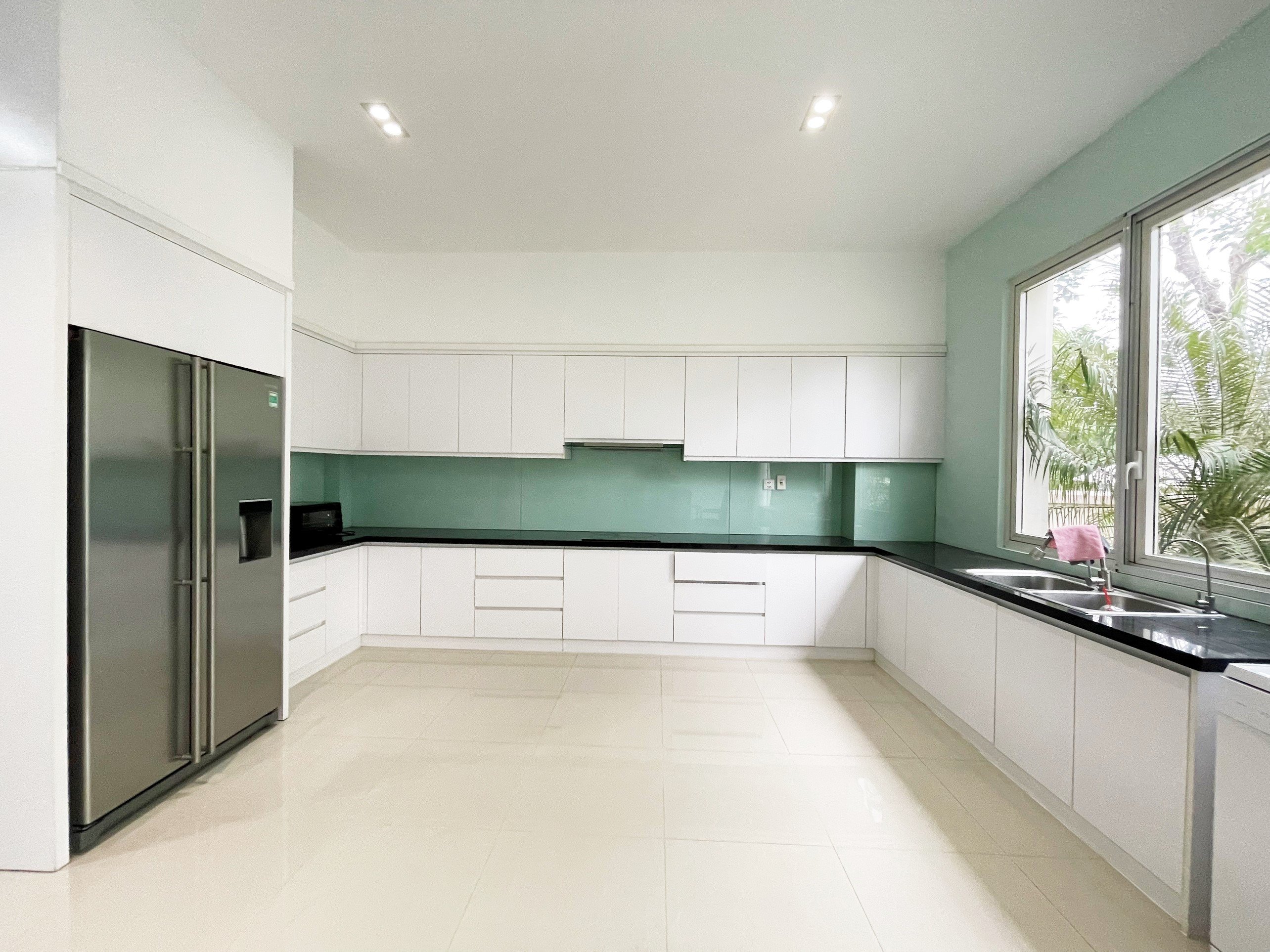 Biệt thự sân vườn rộng cho thuê tại Hoa Sữa Vinhomes Riverside 5