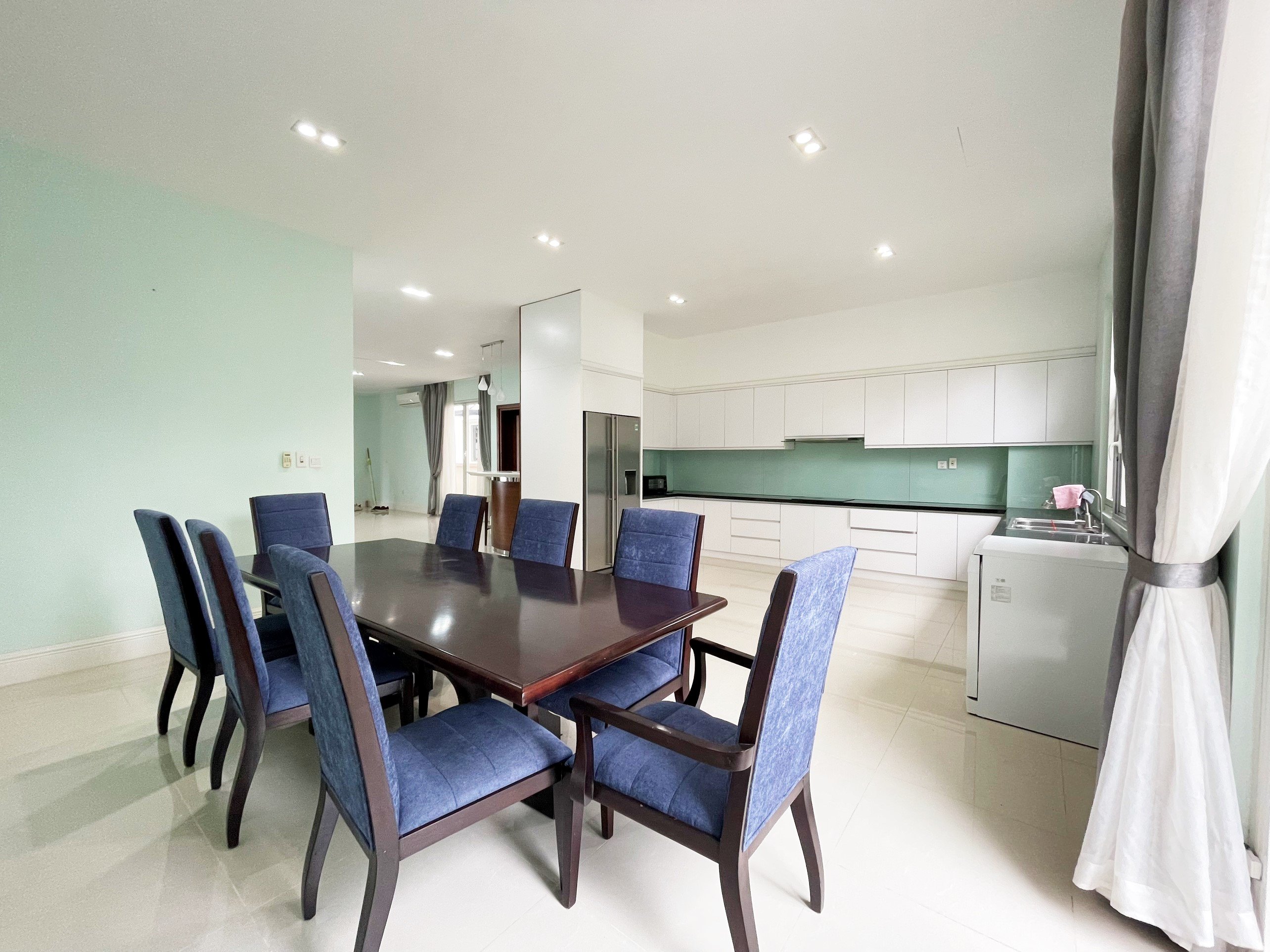 Biệt thự sân vườn rộng cho thuê tại Hoa Sữa Vinhomes Riverside 6