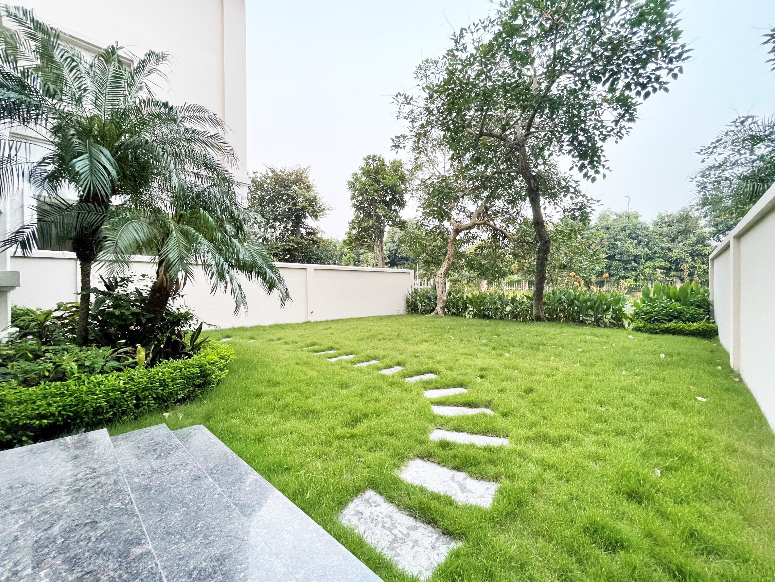 Biệt thự sân vườn rộng cho thuê tại Hoa Sữa Vinhomes Riverside 7