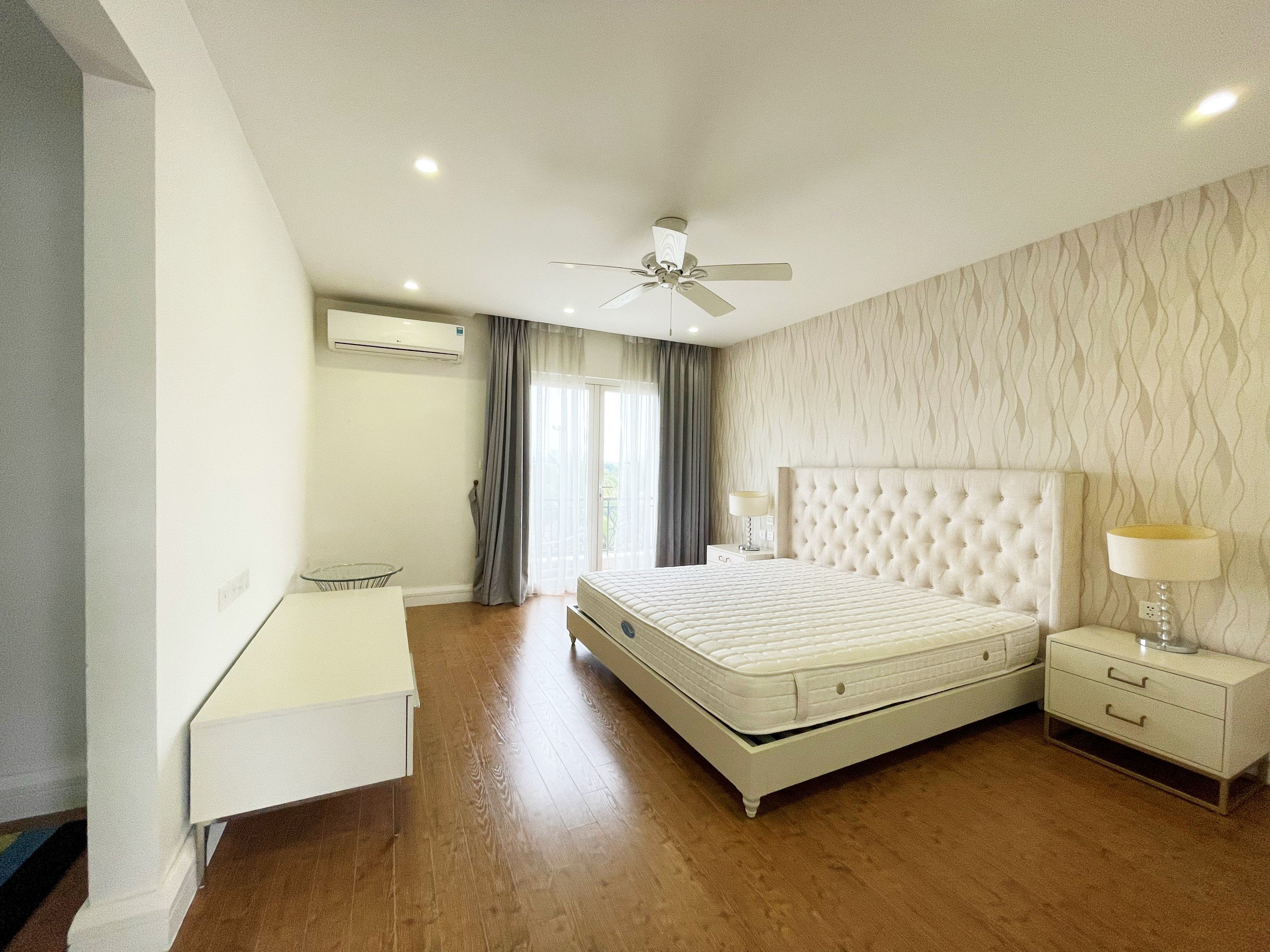 Biệt thự sân vườn rộng cho thuê tại Hoa Sữa Vinhomes Riverside 8