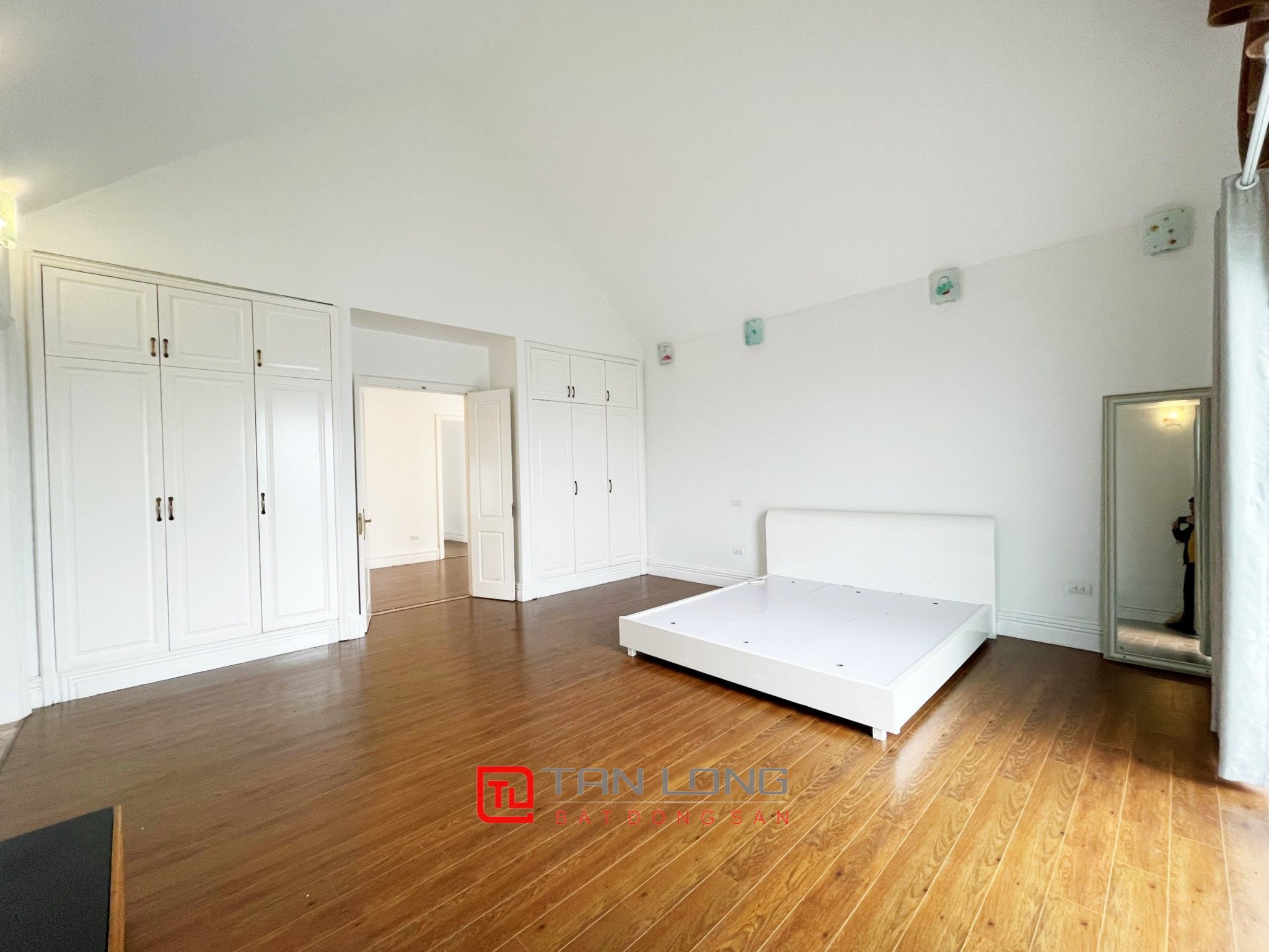 Cho thuê biệt thự đơn lập có view sông tại Vinhomes Riverside 11