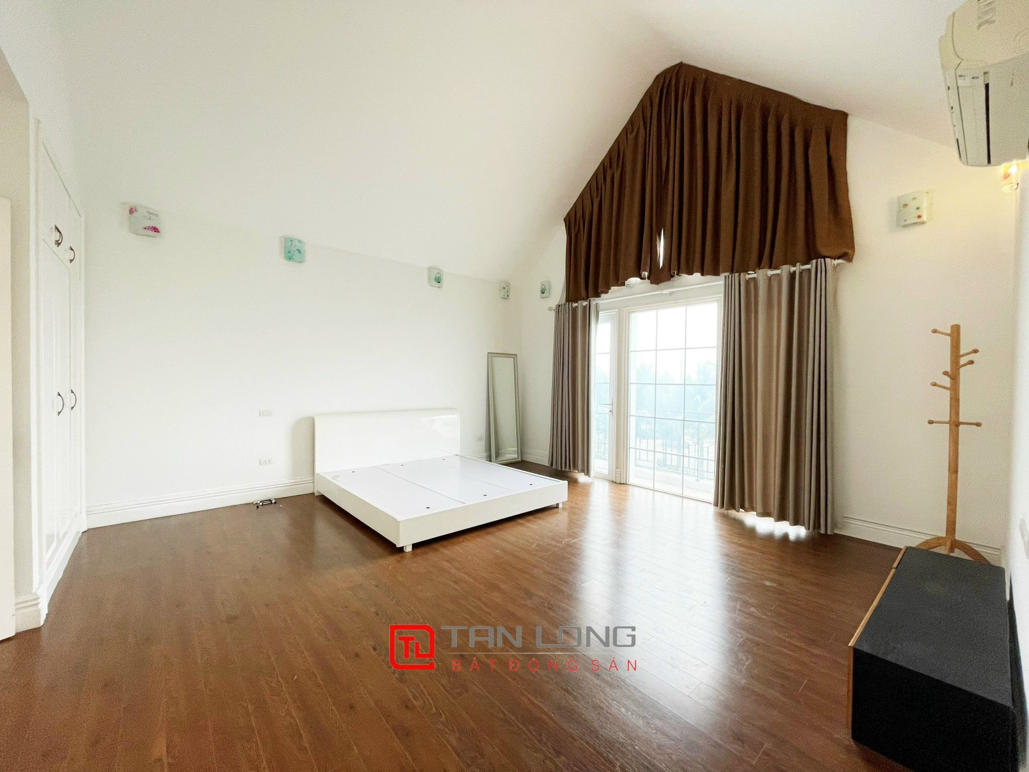 Cho thuê biệt thự đơn lập có view sông tại Vinhomes Riverside 12