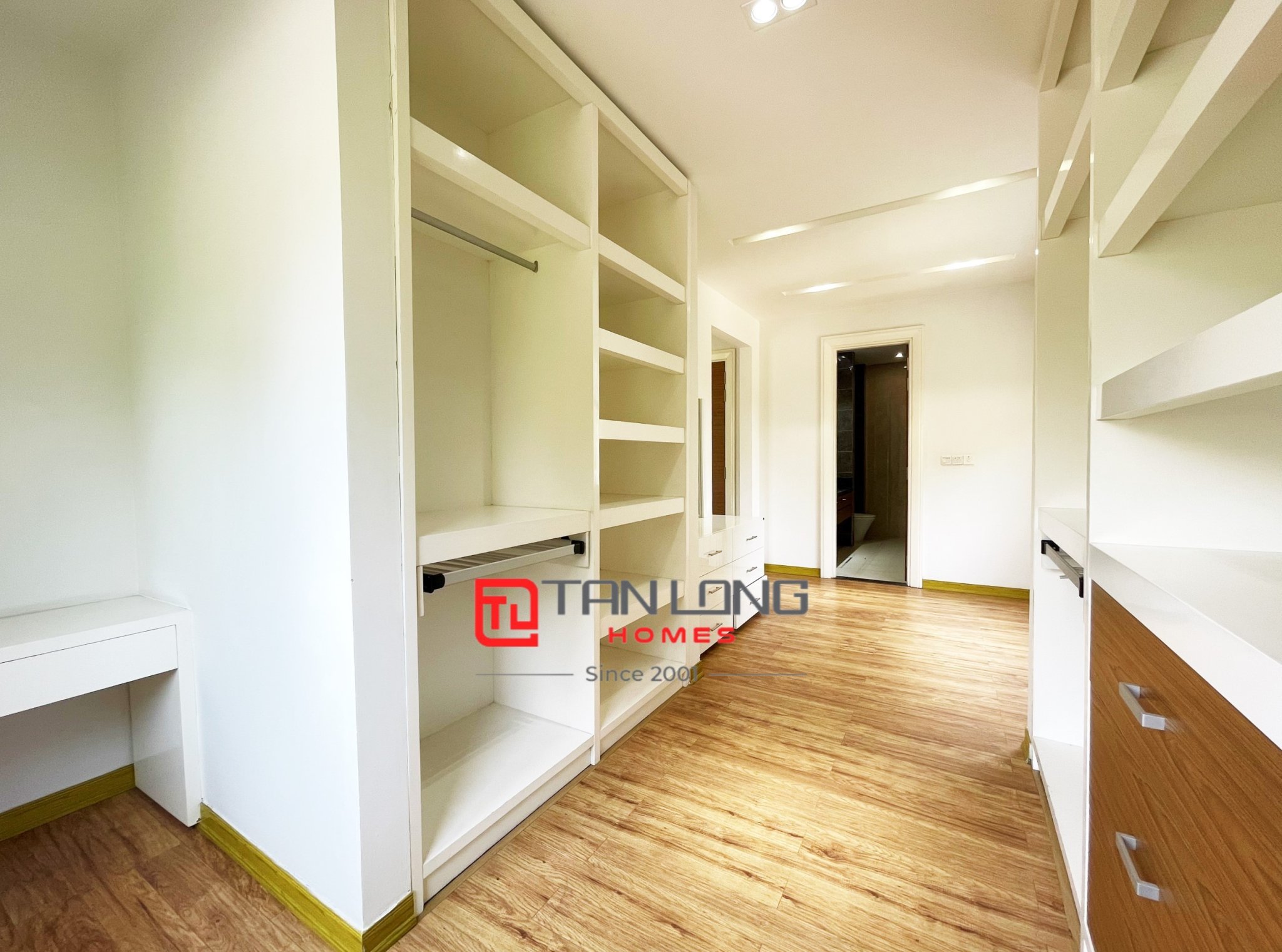 Cho thuê biệt thự Hoa Sữa full nội thất tại Vinhomes Riverside 10