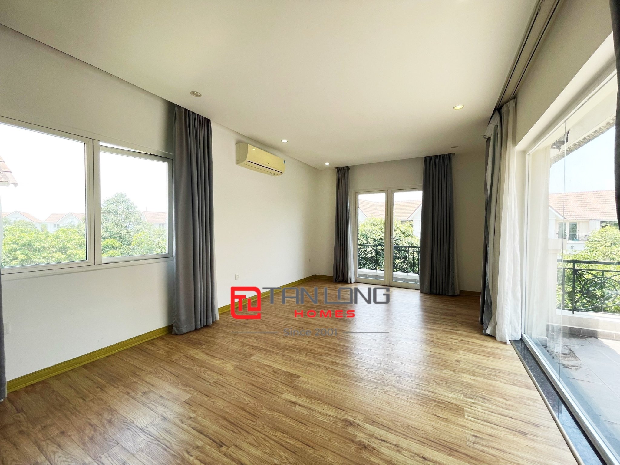 Cho thuê biệt thự Hoa Sữa full nội thất tại Vinhomes Riverside 13