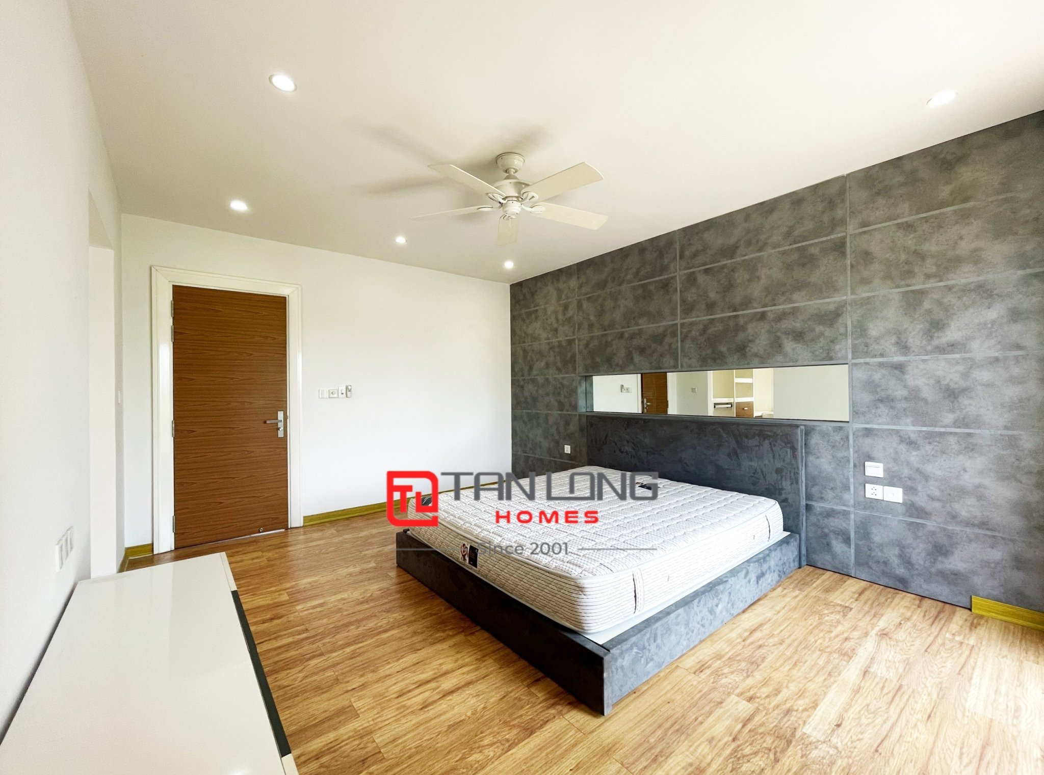 Cho thuê biệt thự Hoa Sữa full nội thất tại Vinhomes Riverside 9