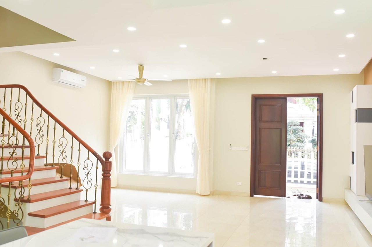 Cho thuê Biệt thự Song lập 4 phòng ngủ full nội thất view sông tại Vinhomes Riverside 1