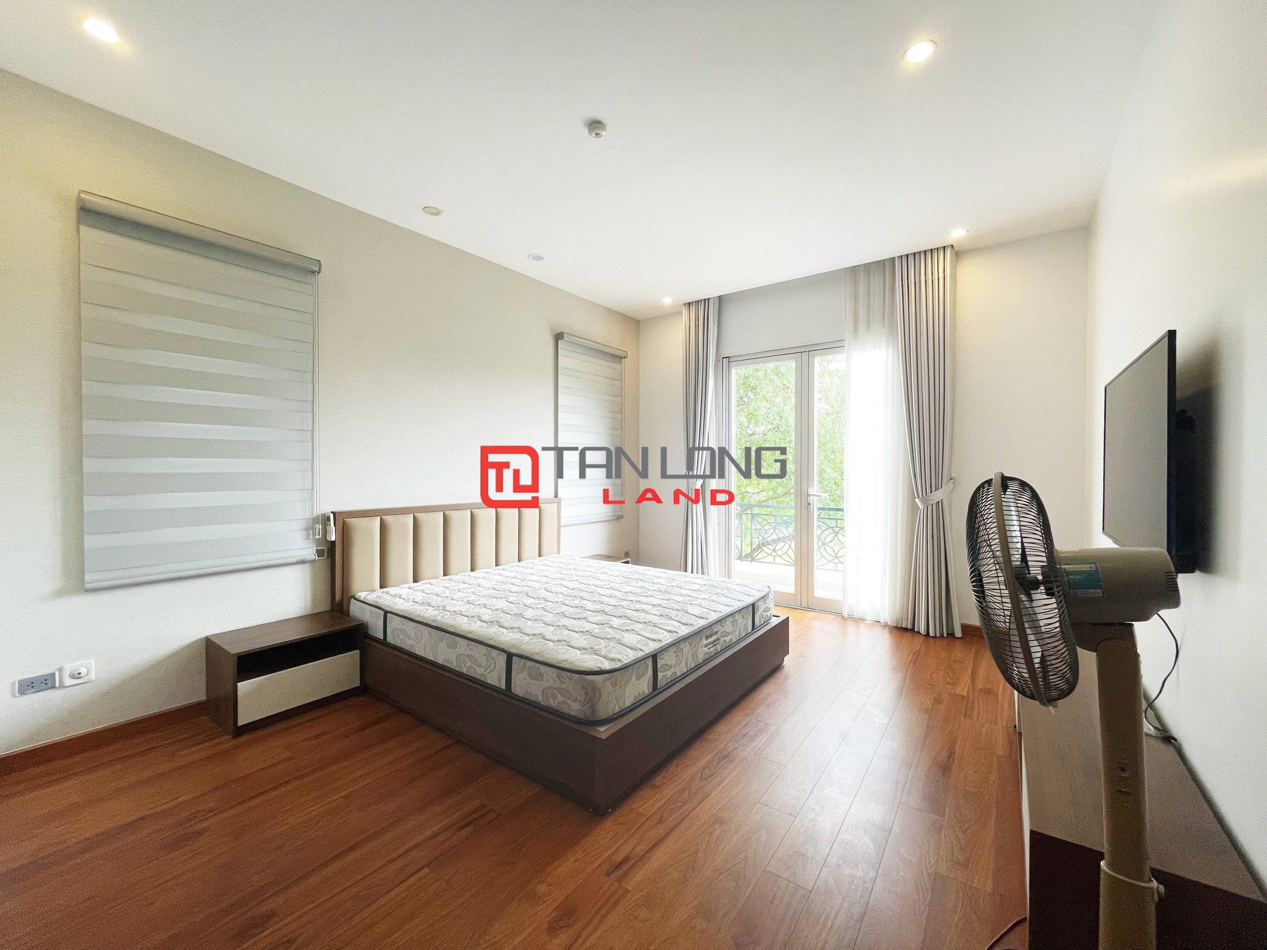 Cho thuê Biệt thự Song lập 4 phòng ngủ gần trường quốc tế BIS tại Vinhomes Riverside 13