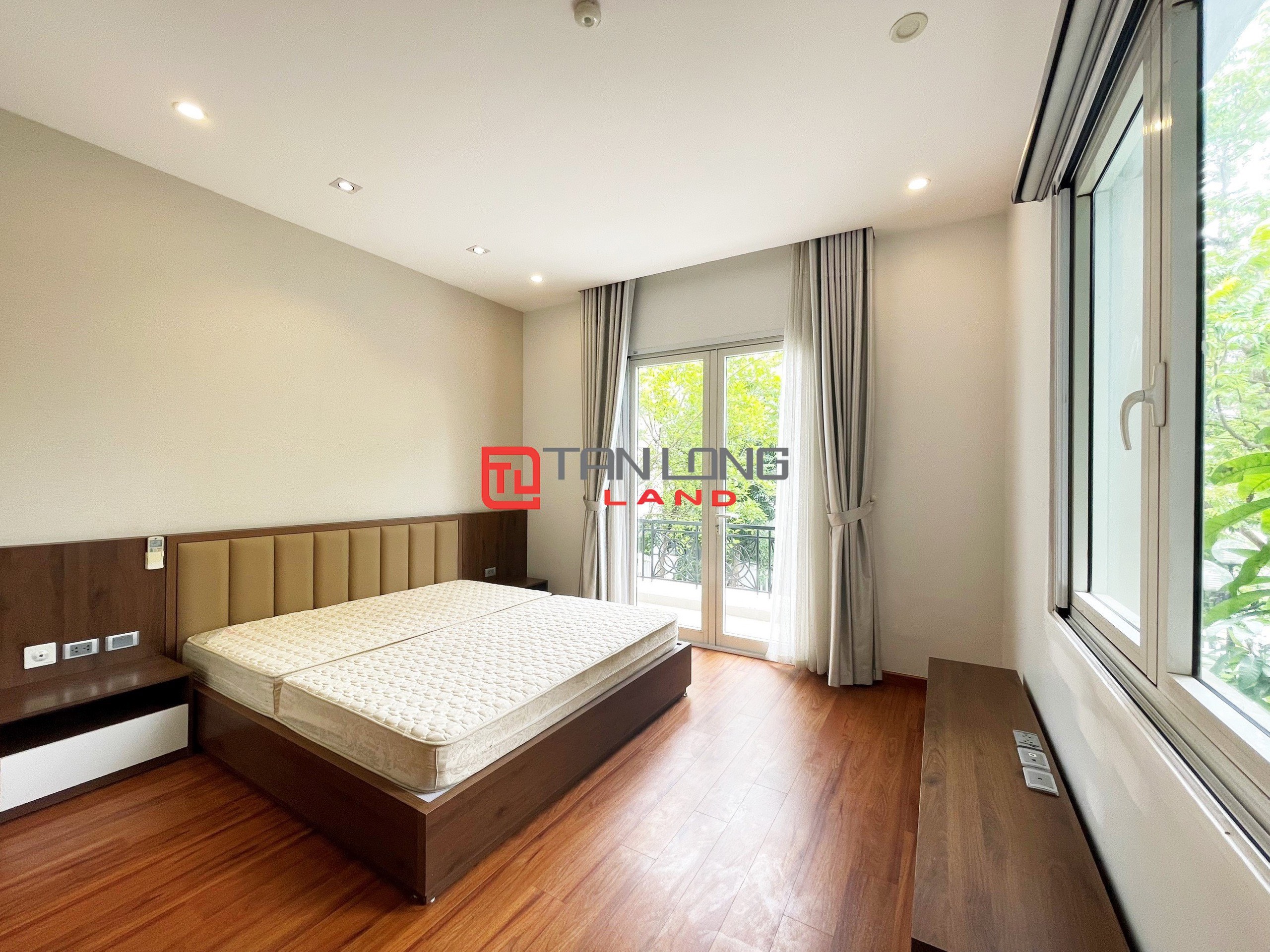 Cho thuê Biệt thự Song lập 4 phòng ngủ gần trường quốc tế BIS tại Vinhomes Riverside 16