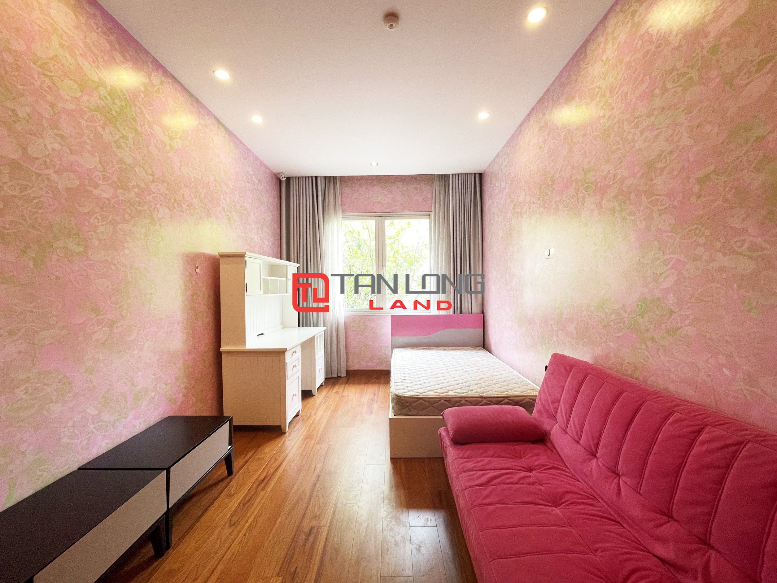 Cho thuê Biệt thự Song lập 4 phòng ngủ gần trường quốc tế BIS tại Vinhomes Riverside 17