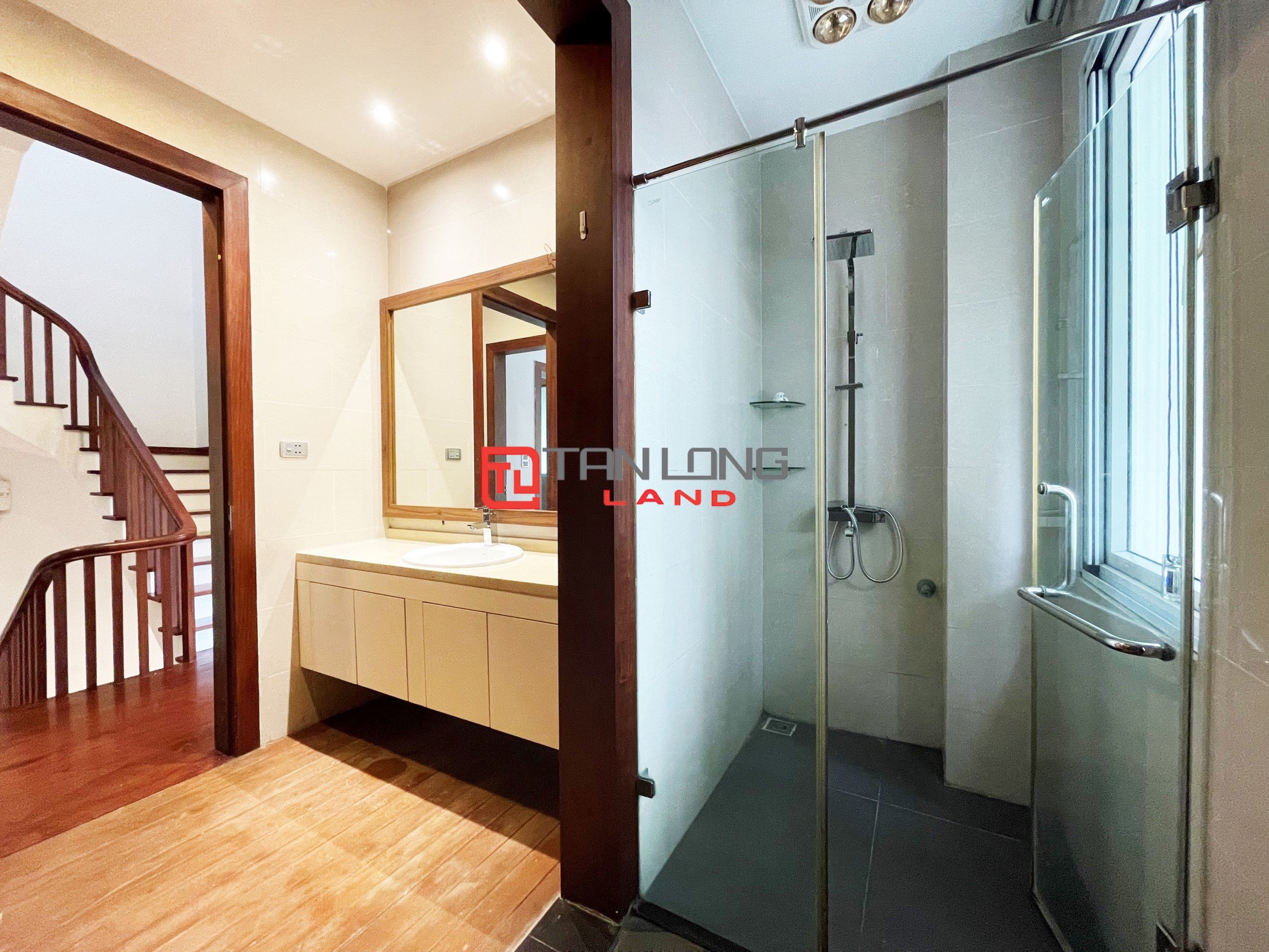 Cho thuê Biệt thự Song lập 4 phòng ngủ gần trường quốc tế BIS tại Vinhomes Riverside 18