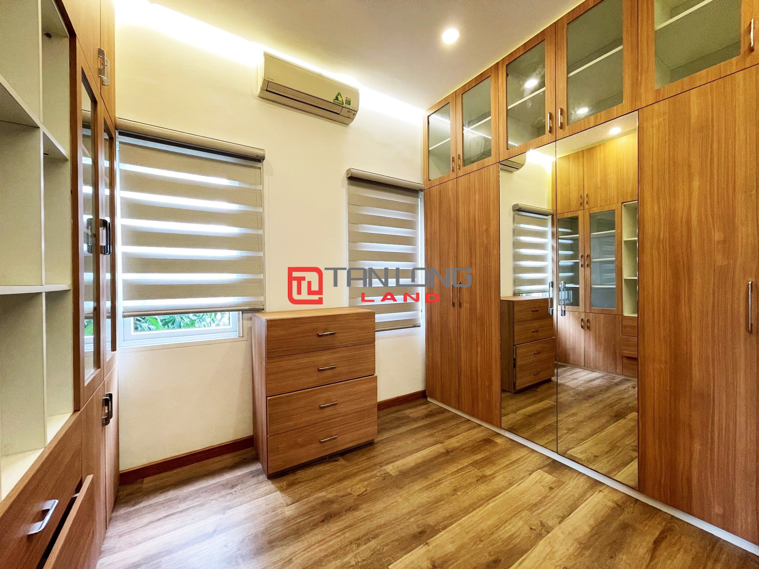 Cho thuê Biệt thự Song lập 4 phòng ngủ gần trường quốc tế BIS tại Vinhomes Riverside 19