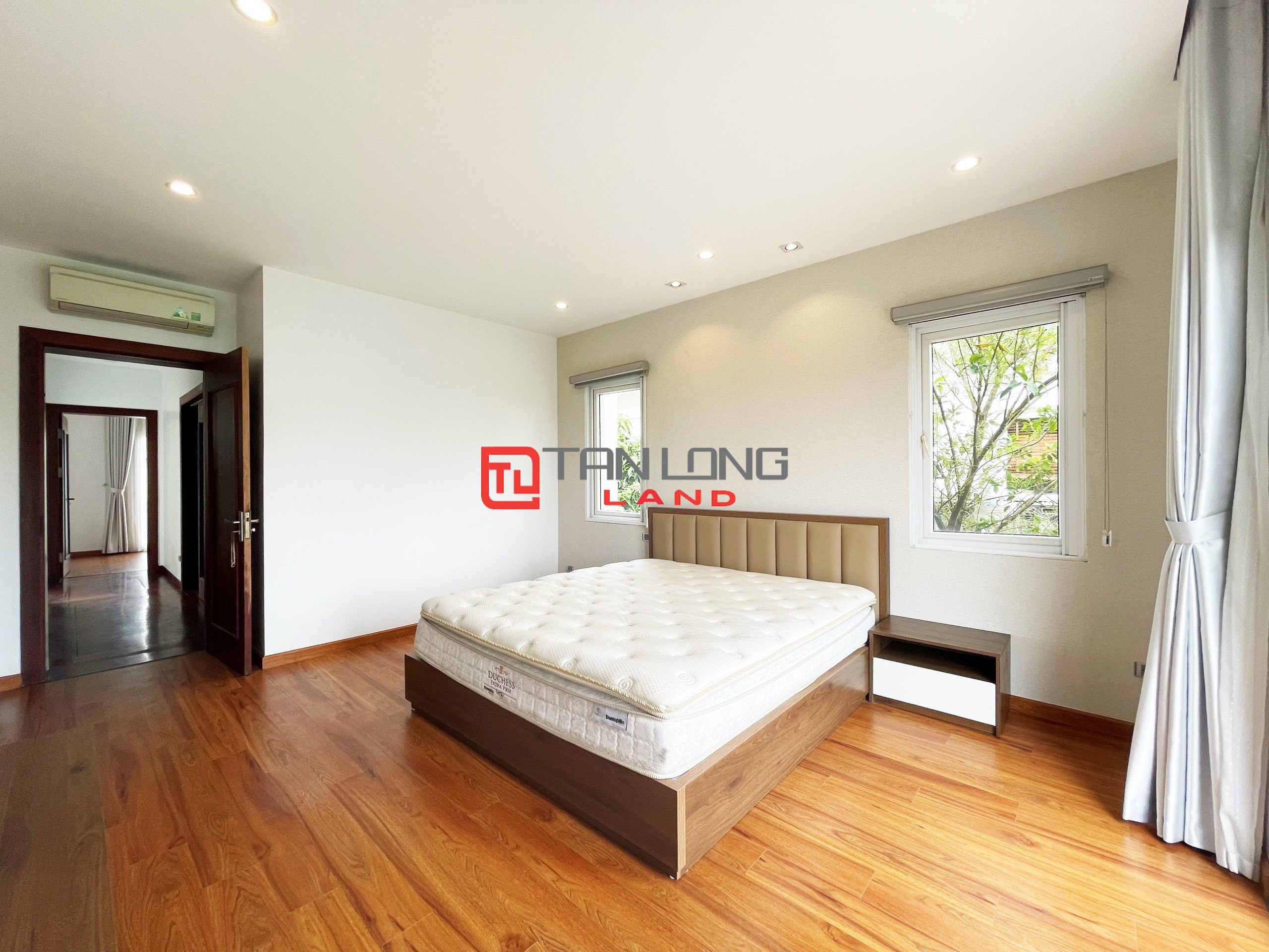 Cho thuê Biệt thự Song lập 4 phòng ngủ gần trường quốc tế BIS tại Vinhomes Riverside 20