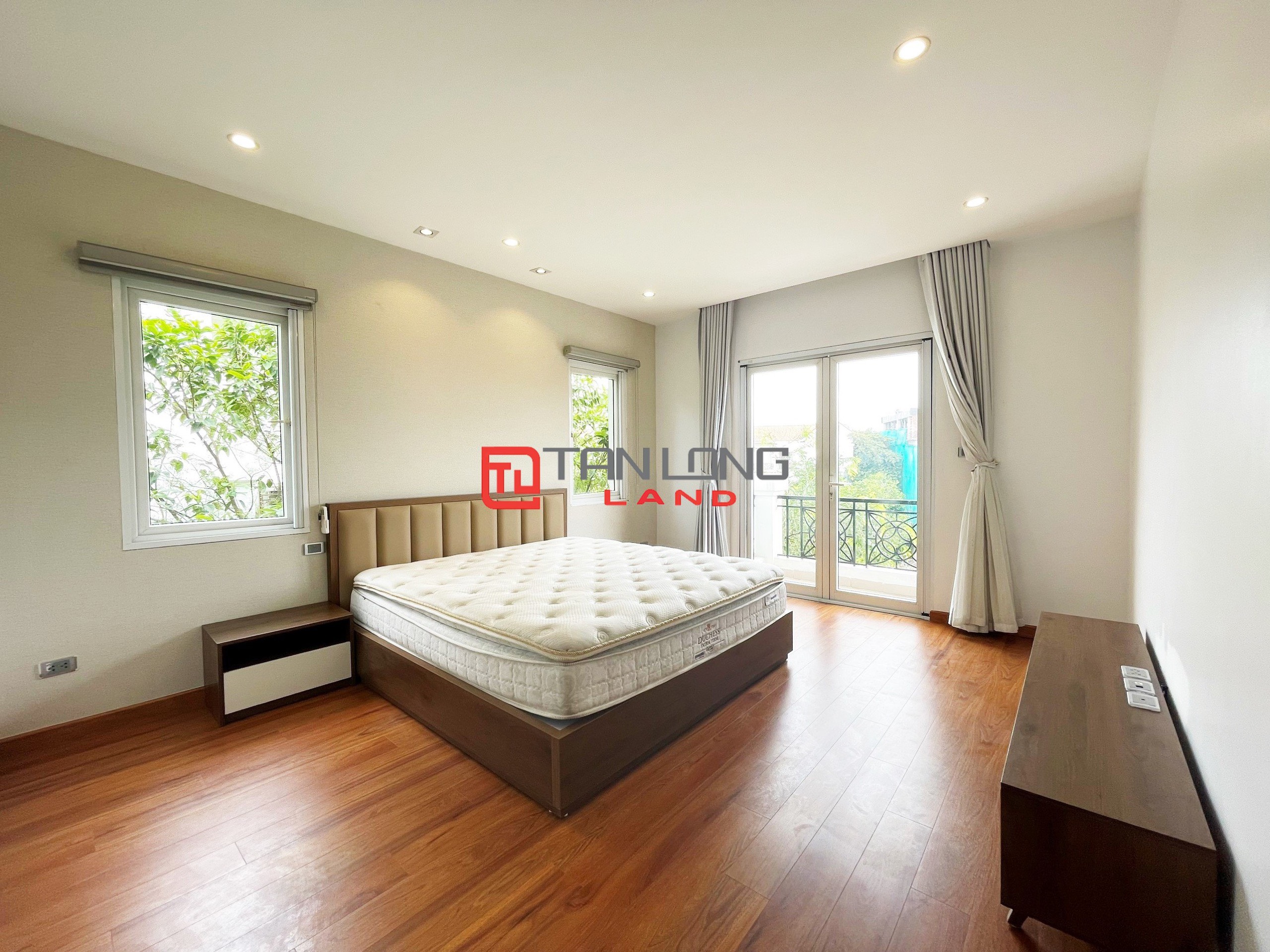 Cho thuê Biệt thự Song lập 4 phòng ngủ gần trường quốc tế BIS tại Vinhomes Riverside 21