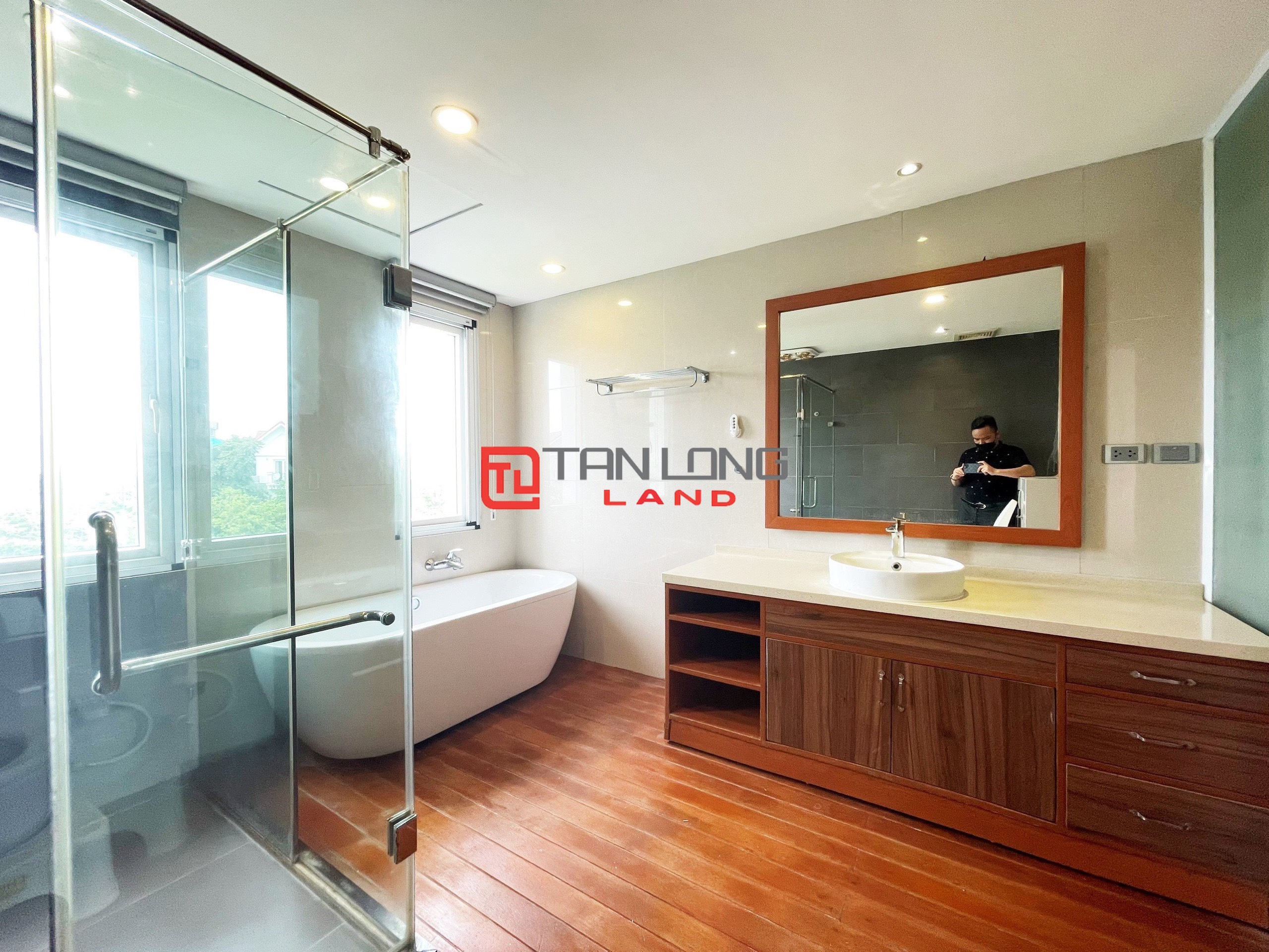 Cho thuê Biệt thự Song lập 4 phòng ngủ gần trường quốc tế BIS tại Vinhomes Riverside 22