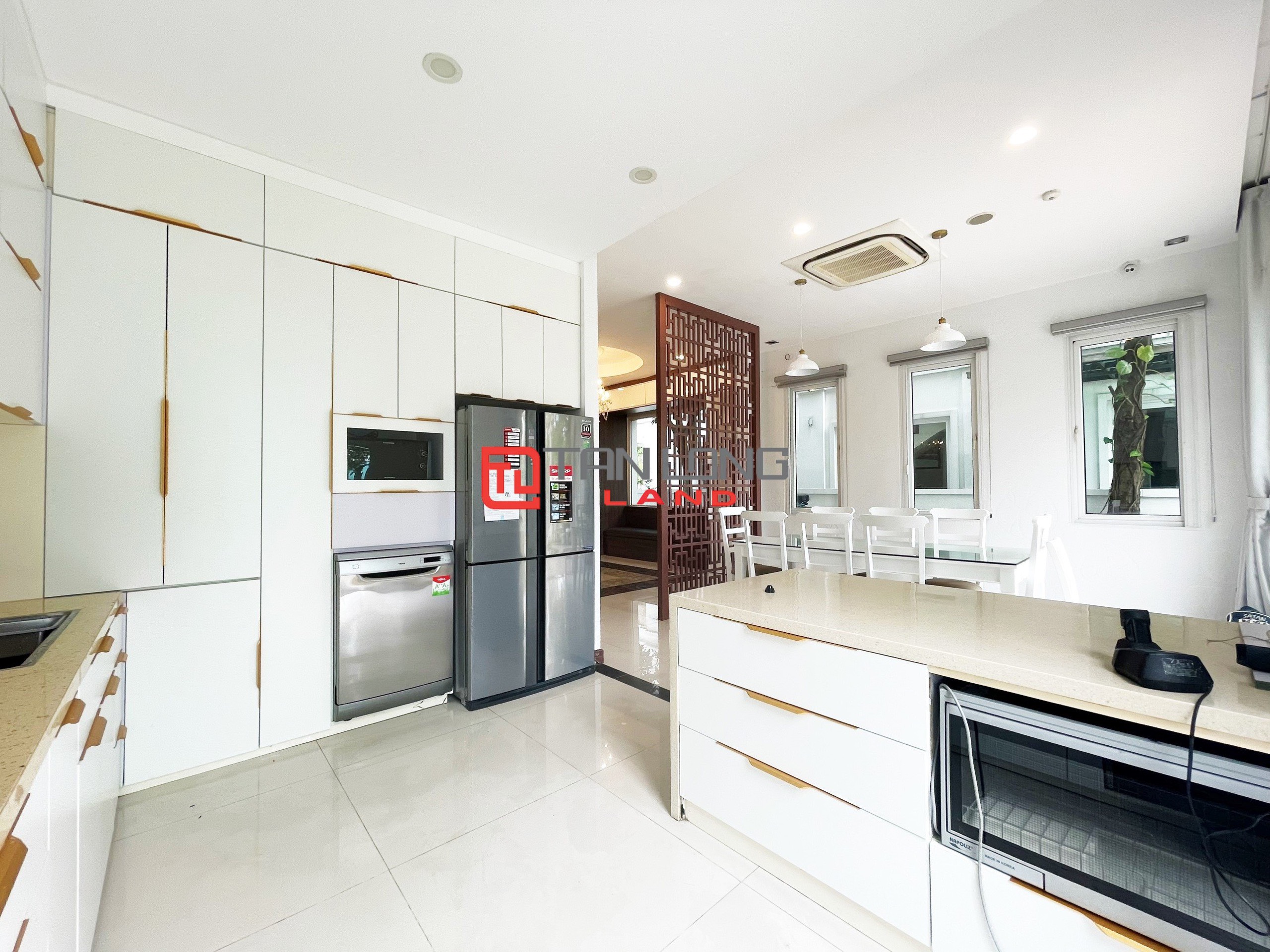 Cho thuê Biệt thự Song lập 4 phòng ngủ gần trường quốc tế BIS tại Vinhomes Riverside 8
