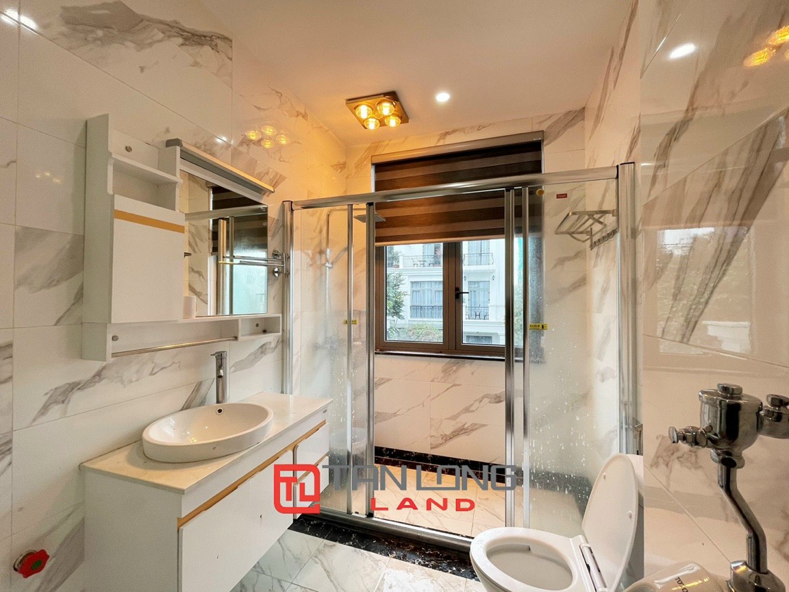 Cho thuê Biệt thự Song lập 4 phòng ngủ hoàn thiện full nội thất tại Vinhomes Riverside 11