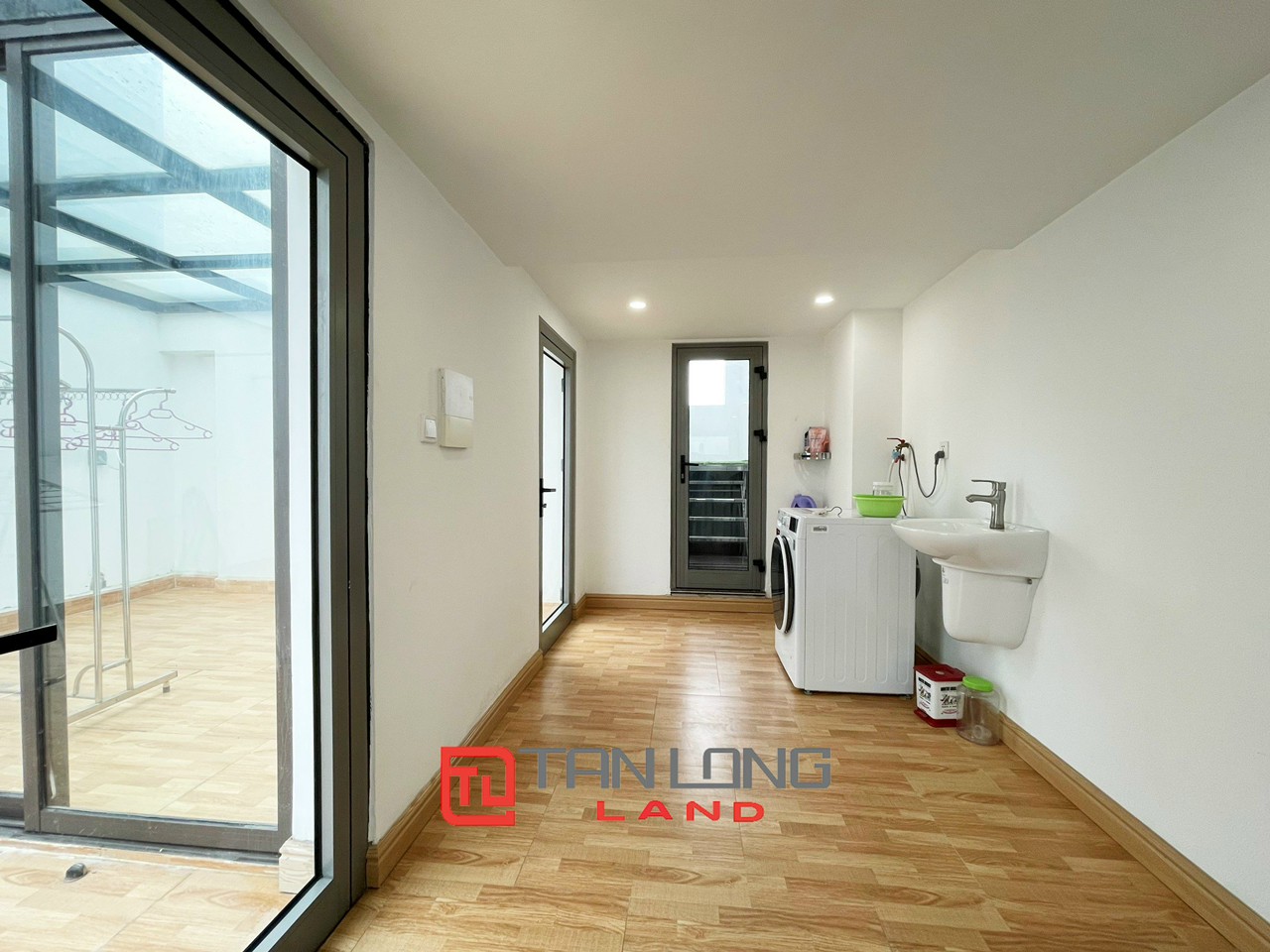 Cho thuê Biệt thự Song lập 4 phòng ngủ hoàn thiện full nội thất tại Vinhomes Riverside 15
