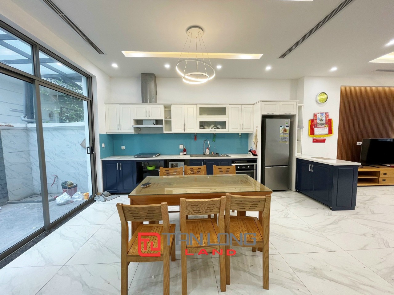 Cho thuê Biệt thự Song lập 4 phòng ngủ hoàn thiện full nội thất tại Vinhomes Riverside 5