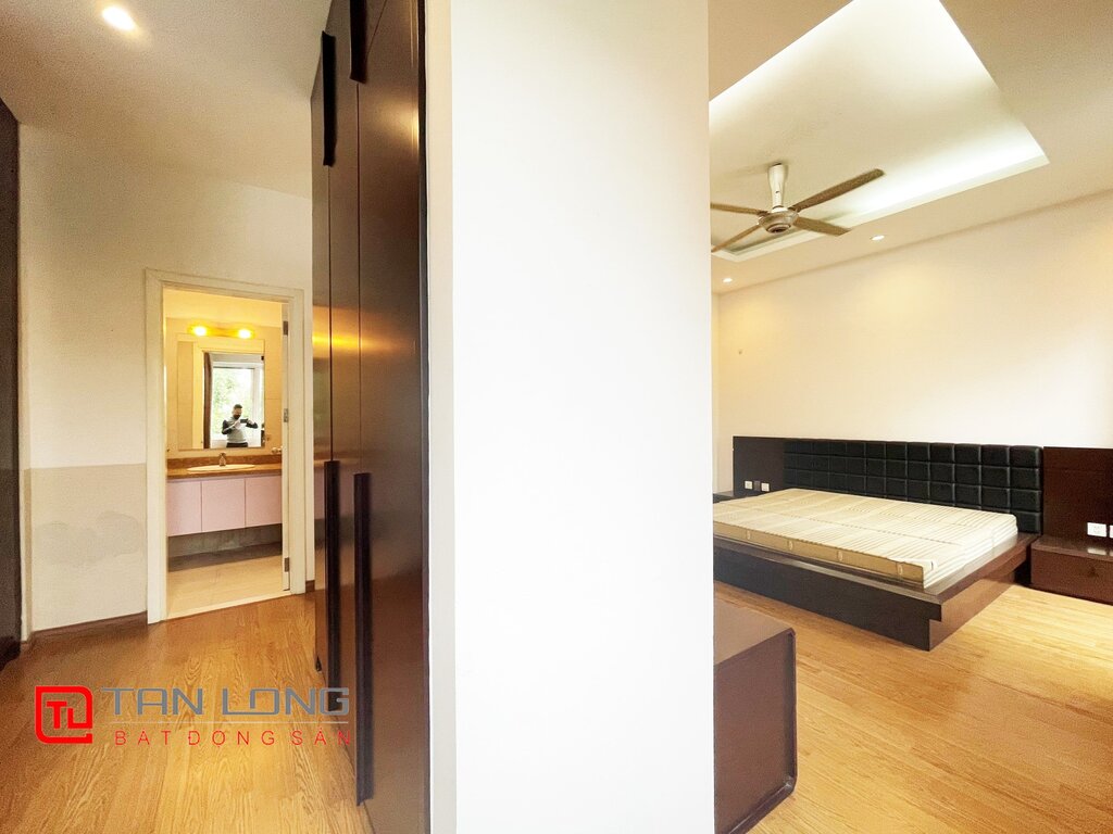 Cho thuê biệt thự song lập 4 phòng ngủ khu VIP tại Vinhomes Riverside 13
