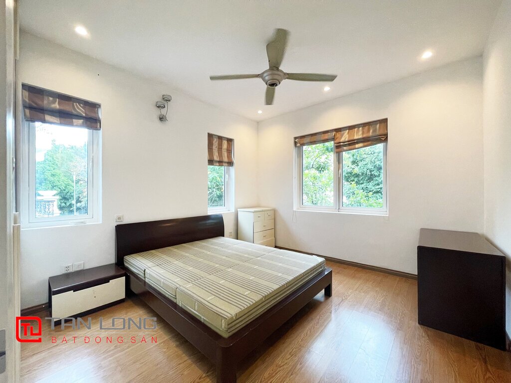 Cho thuê biệt thự song lập 4 phòng ngủ khu VIP tại Vinhomes Riverside 15