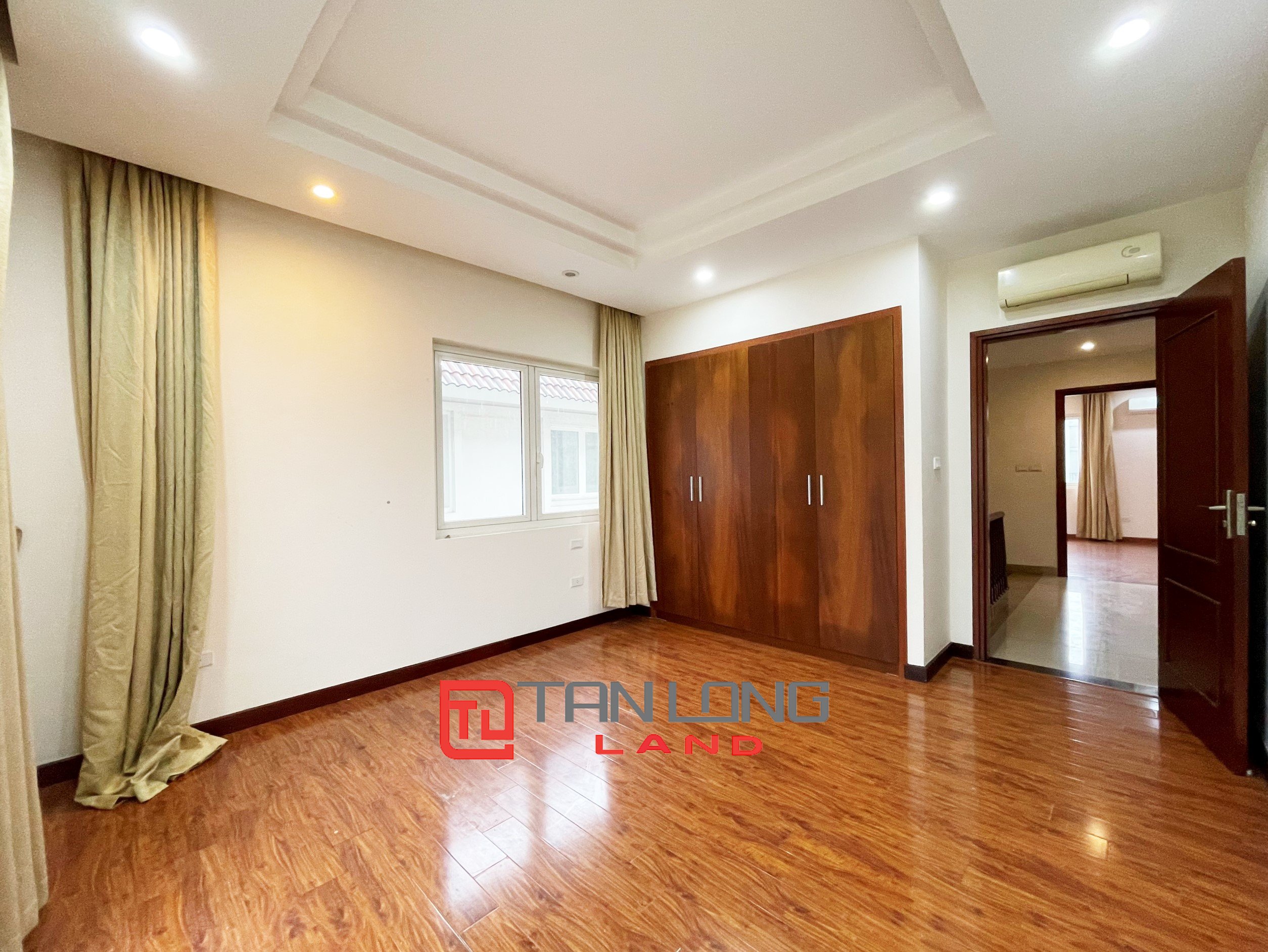 Cho thuê Biệt thự Song lập không đồ 4 phòng ngủ tại Vinhomes Riverside 11