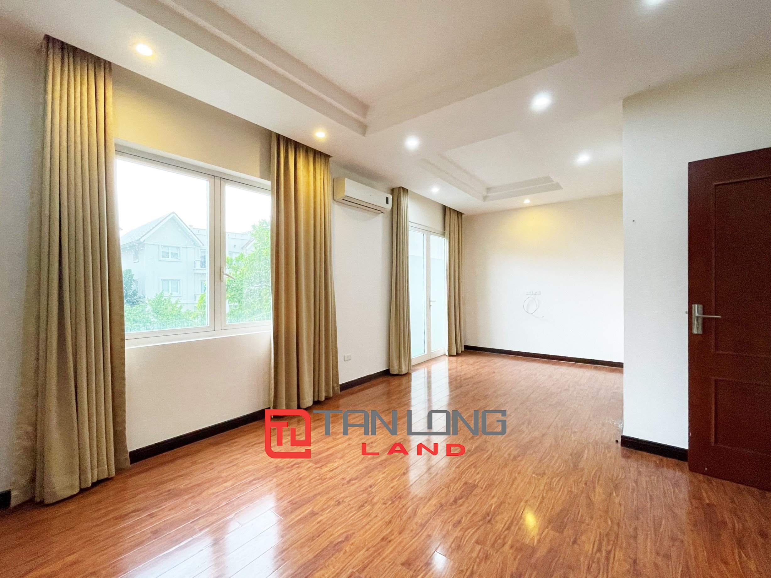 Cho thuê Biệt thự Song lập không đồ 4 phòng ngủ tại Vinhomes Riverside 12