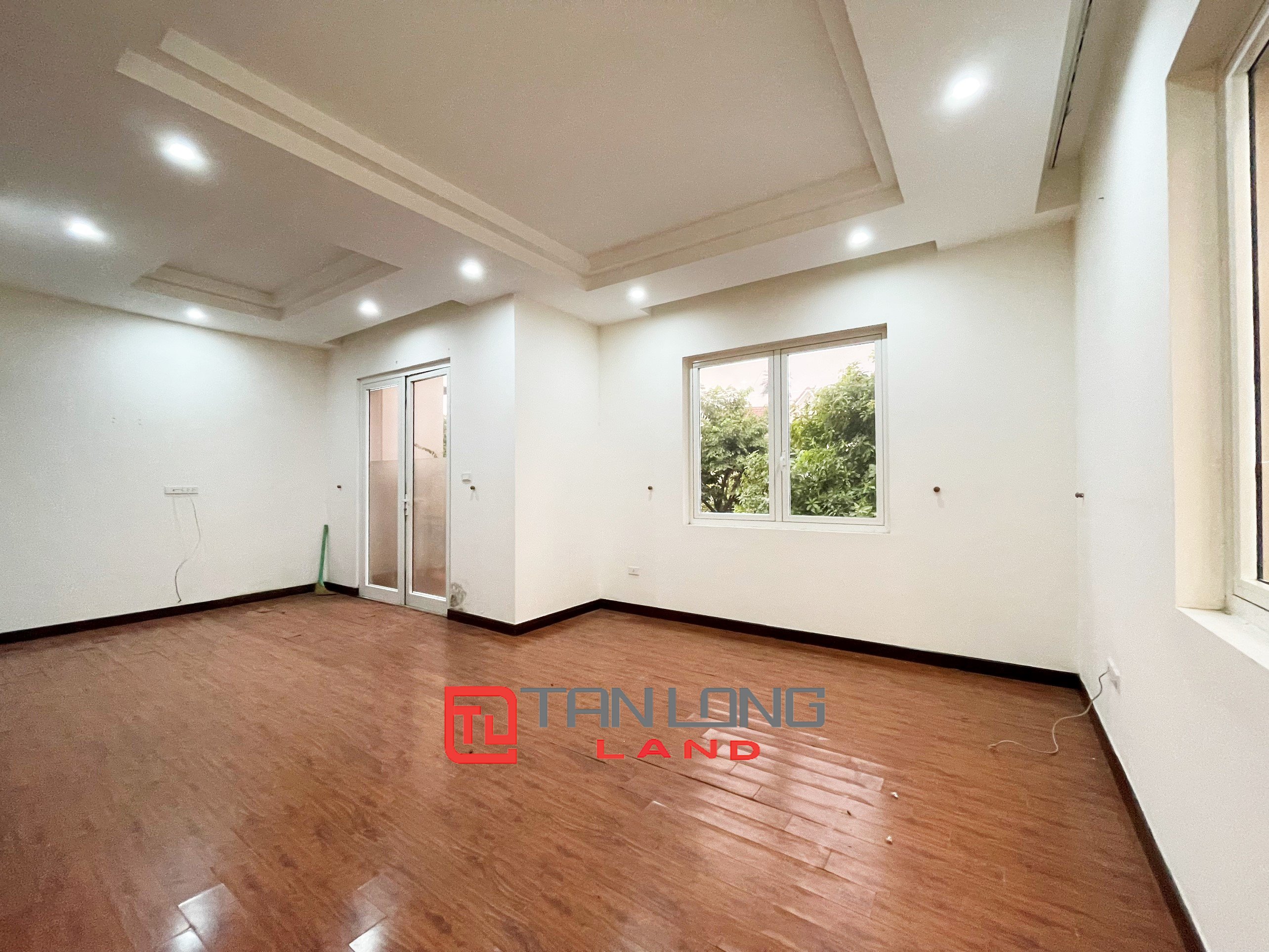 Cho thuê Biệt thự Song lập không đồ 4 phòng ngủ tại Vinhomes Riverside 13