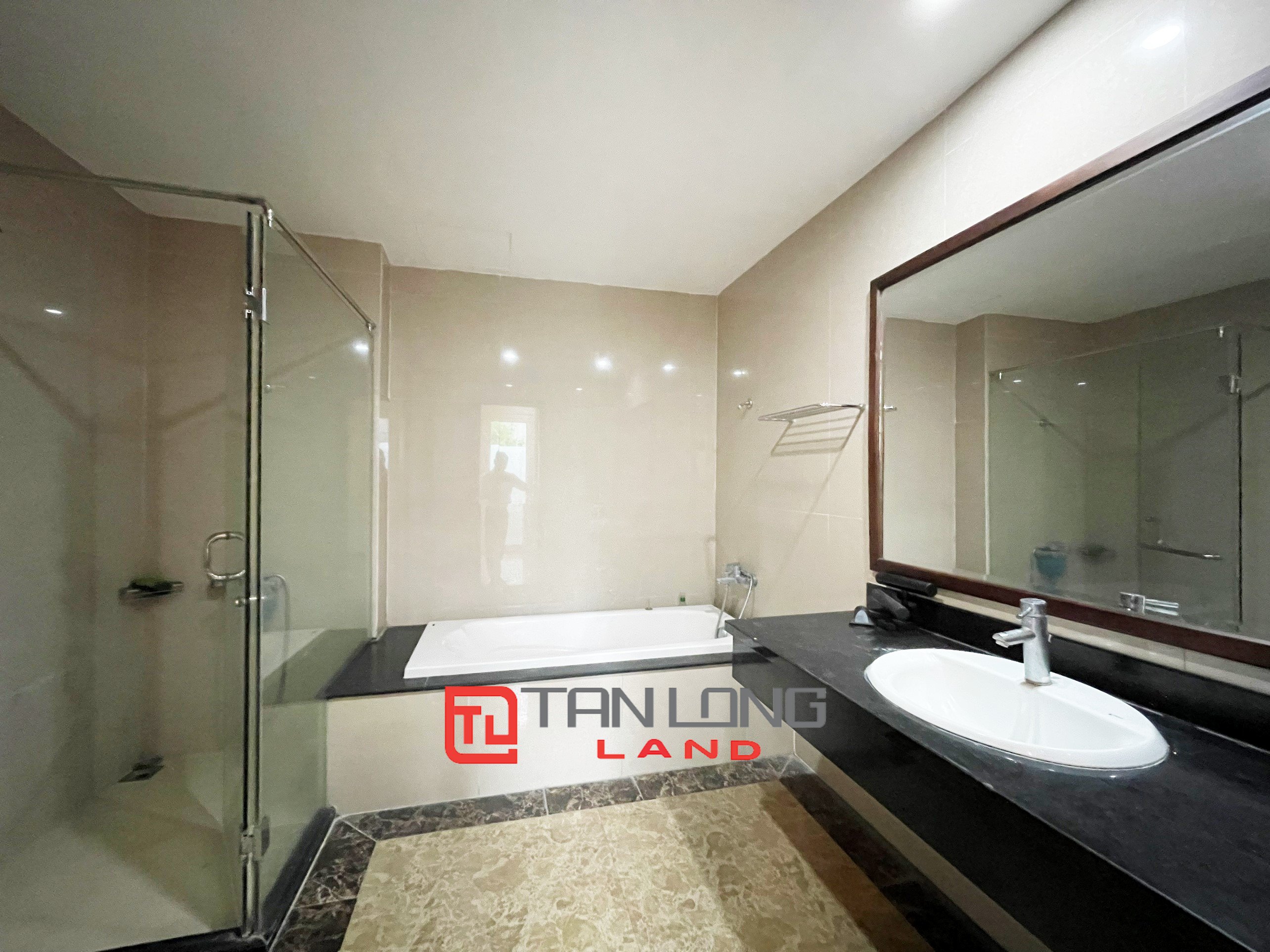 Cho thuê Biệt thự Song lập không đồ 4 phòng ngủ tại Vinhomes Riverside 14