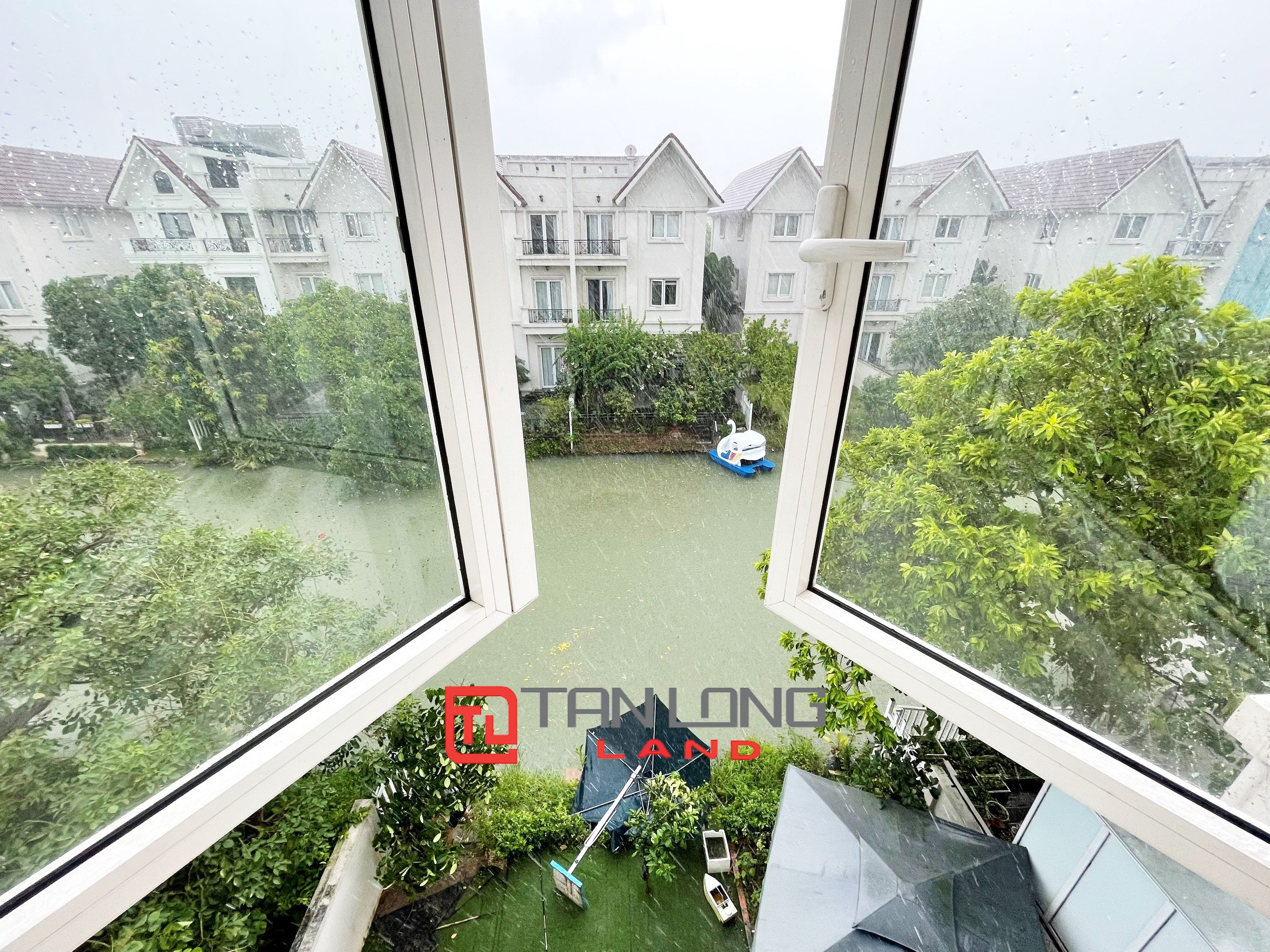 Cho thuê Biệt thự Song lập không đồ 4 phòng ngủ tại Vinhomes Riverside 15
