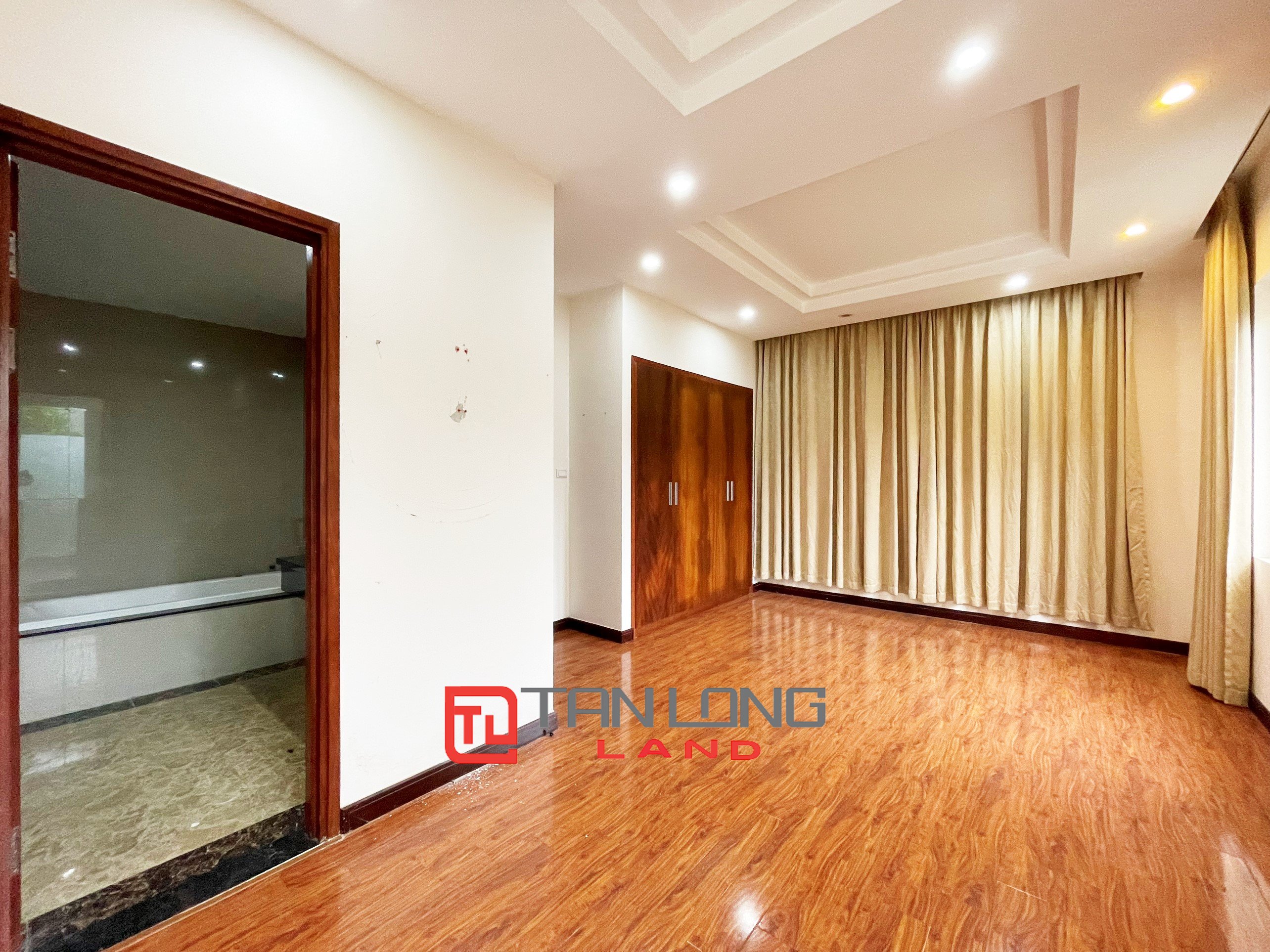 Cho thuê Biệt thự Song lập không đồ 4 phòng ngủ tại Vinhomes Riverside 5