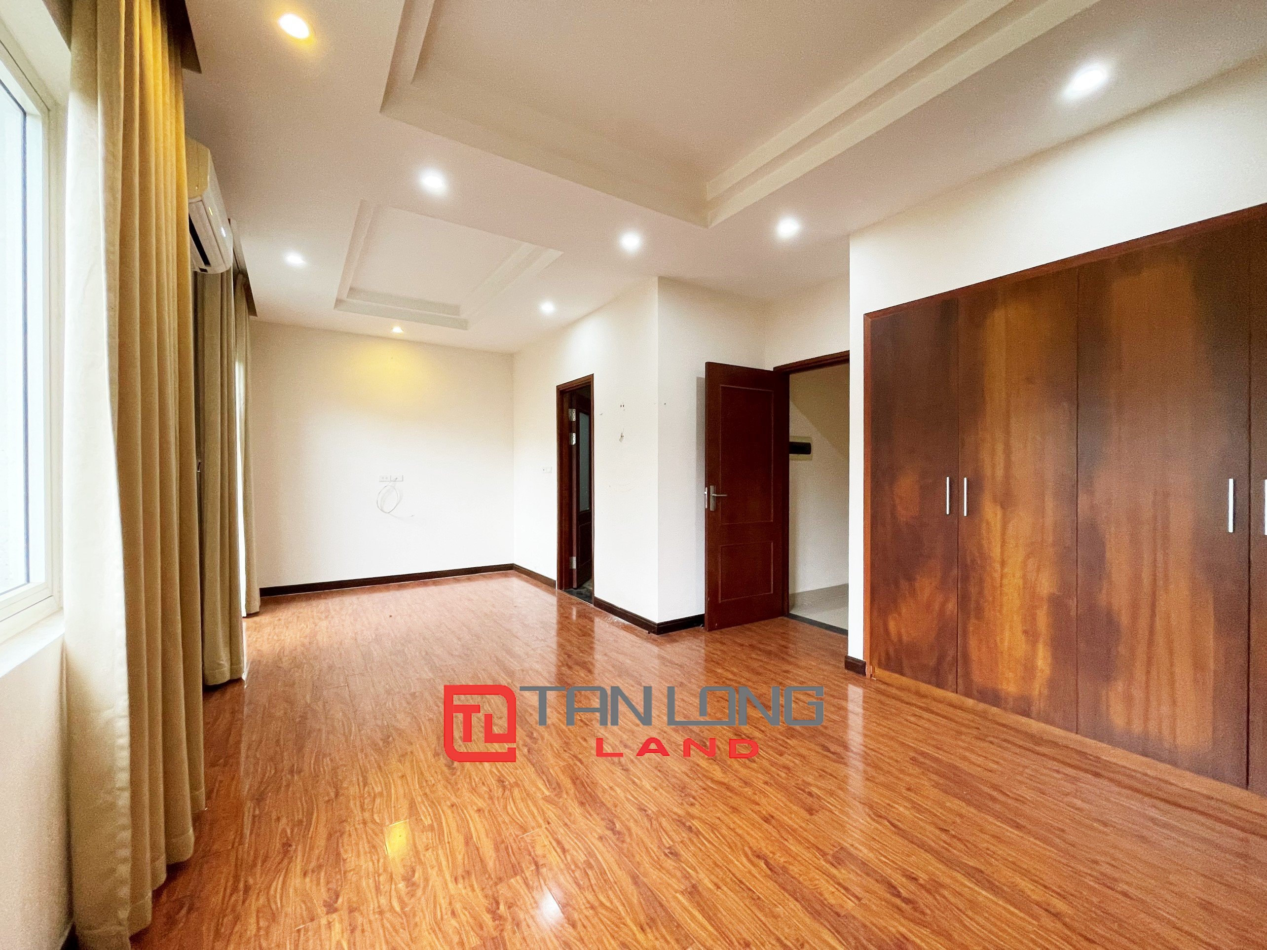 Cho thuê Biệt thự Song lập không đồ 4 phòng ngủ tại Vinhomes Riverside 6