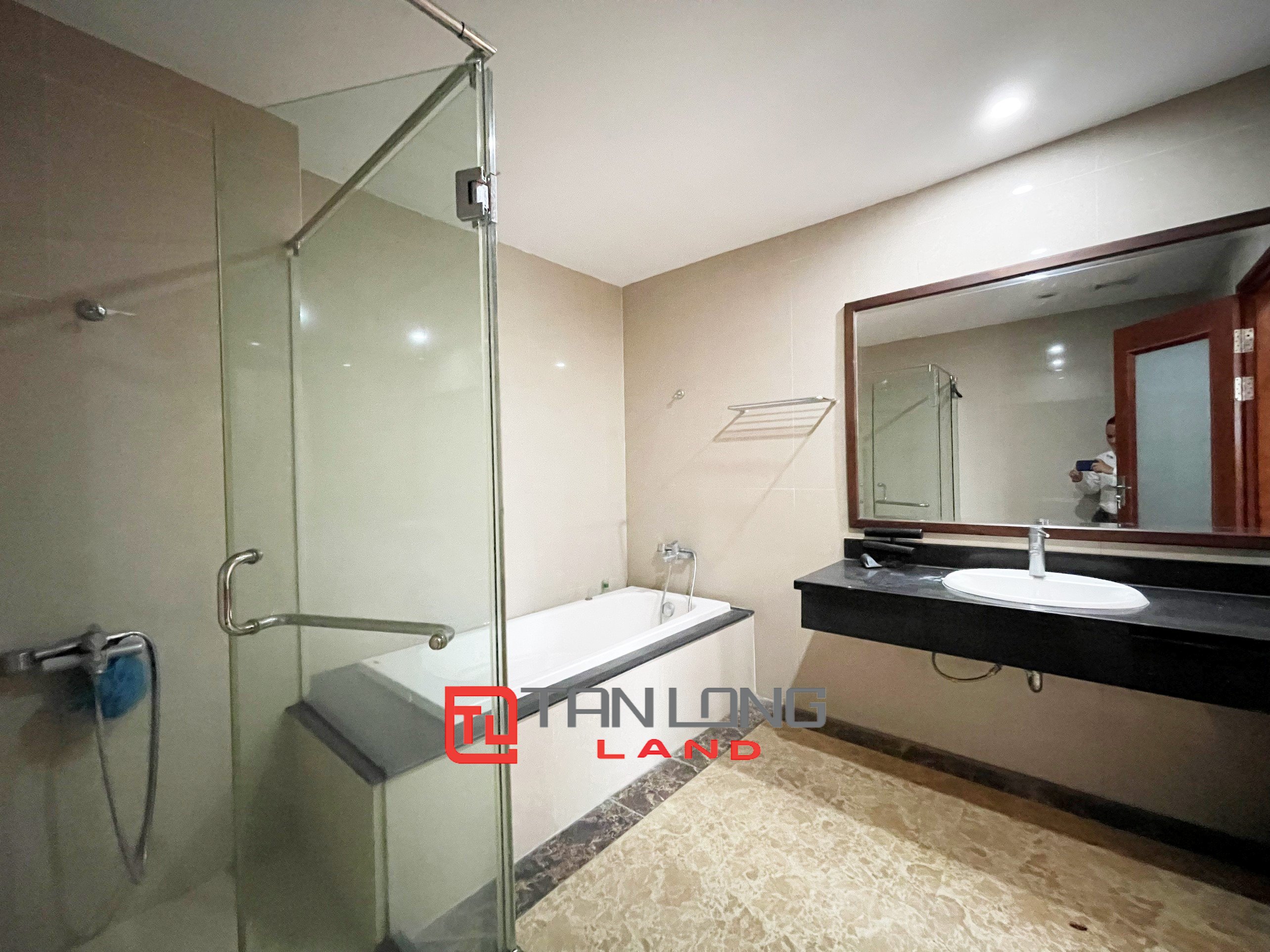 Cho thuê Biệt thự Song lập không đồ 4 phòng ngủ tại Vinhomes Riverside 7