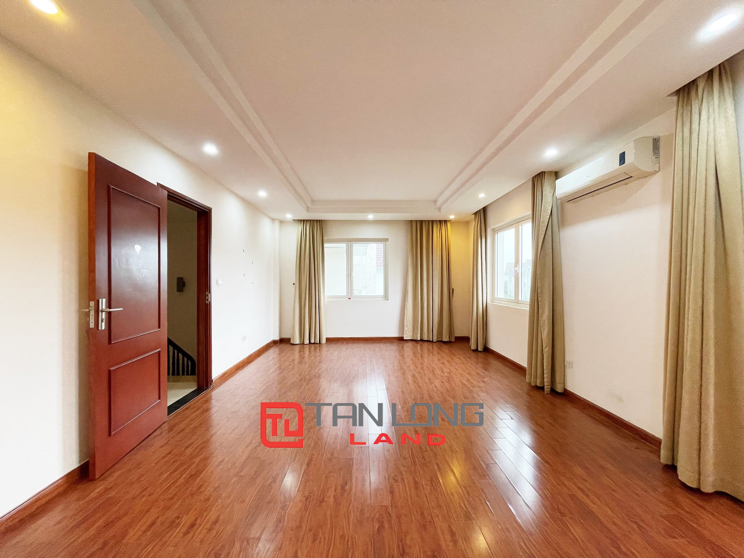 Cho thuê Biệt thự Song lập không đồ 4 phòng ngủ tại Vinhomes Riverside 8