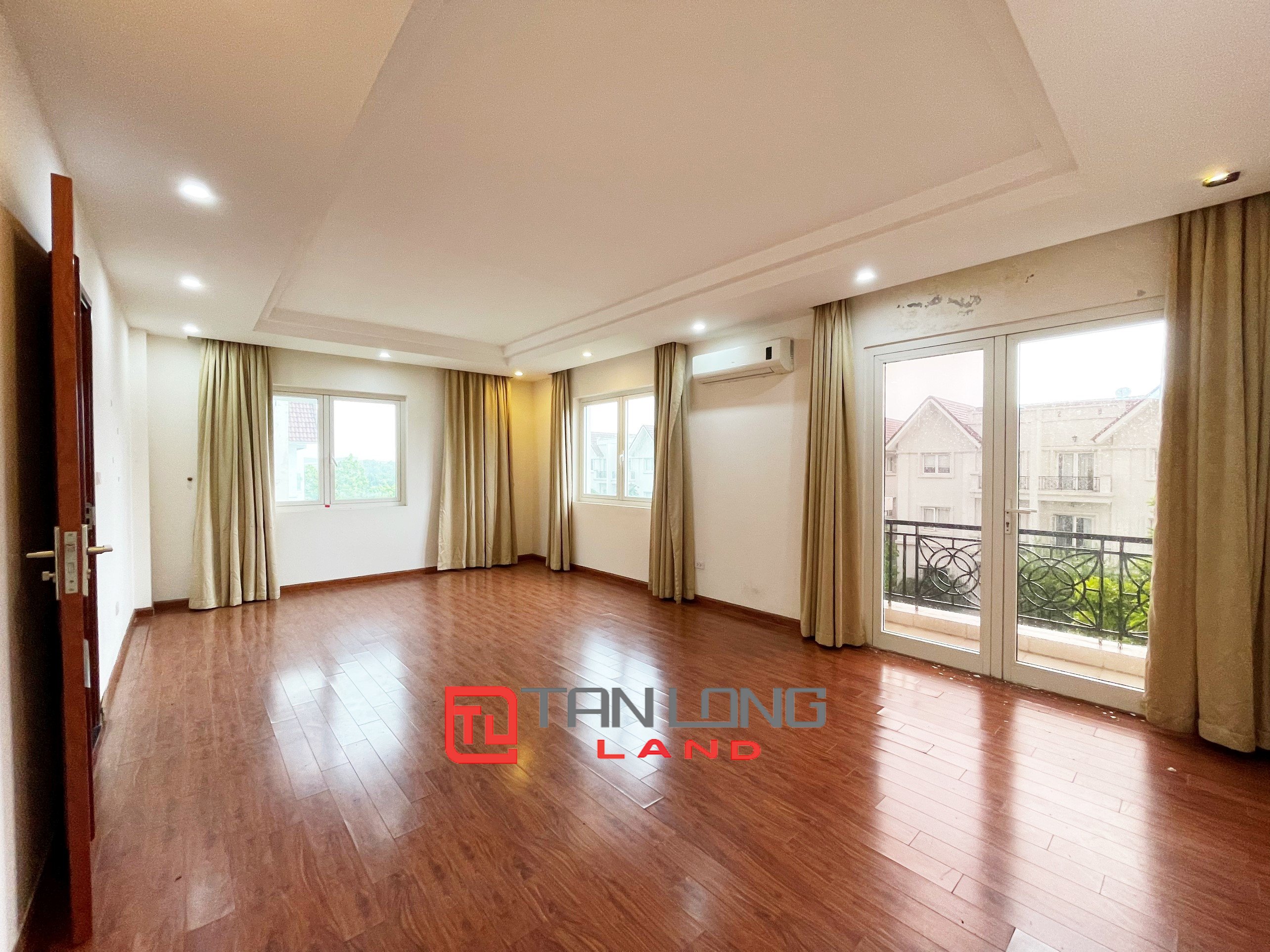 Cho thuê Biệt thự Song lập không đồ 4 phòng ngủ tại Vinhomes Riverside 9