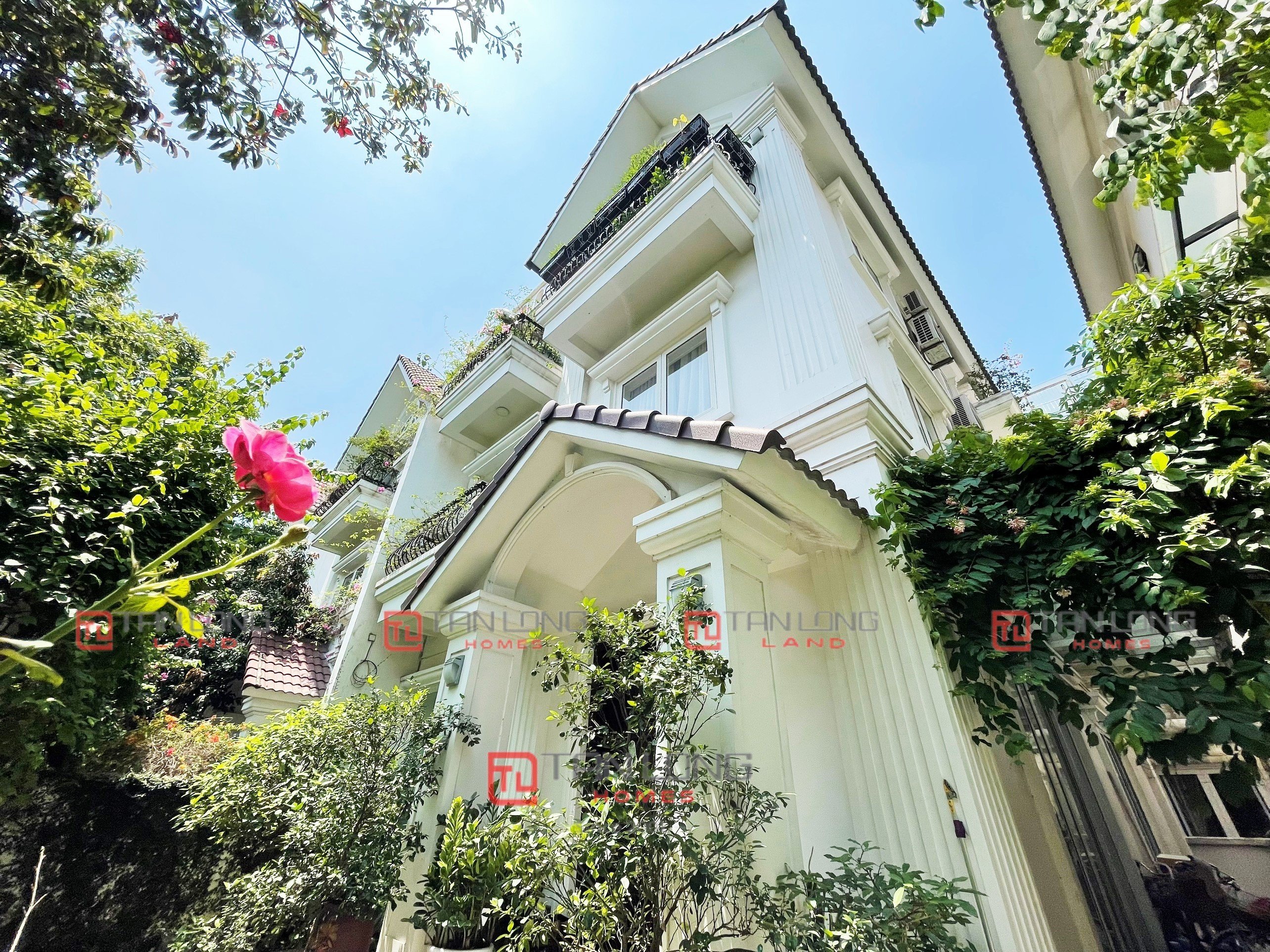 Cho thuê biệt thự song lập nội thất tân cổ điển Vinhomes Riverside 1