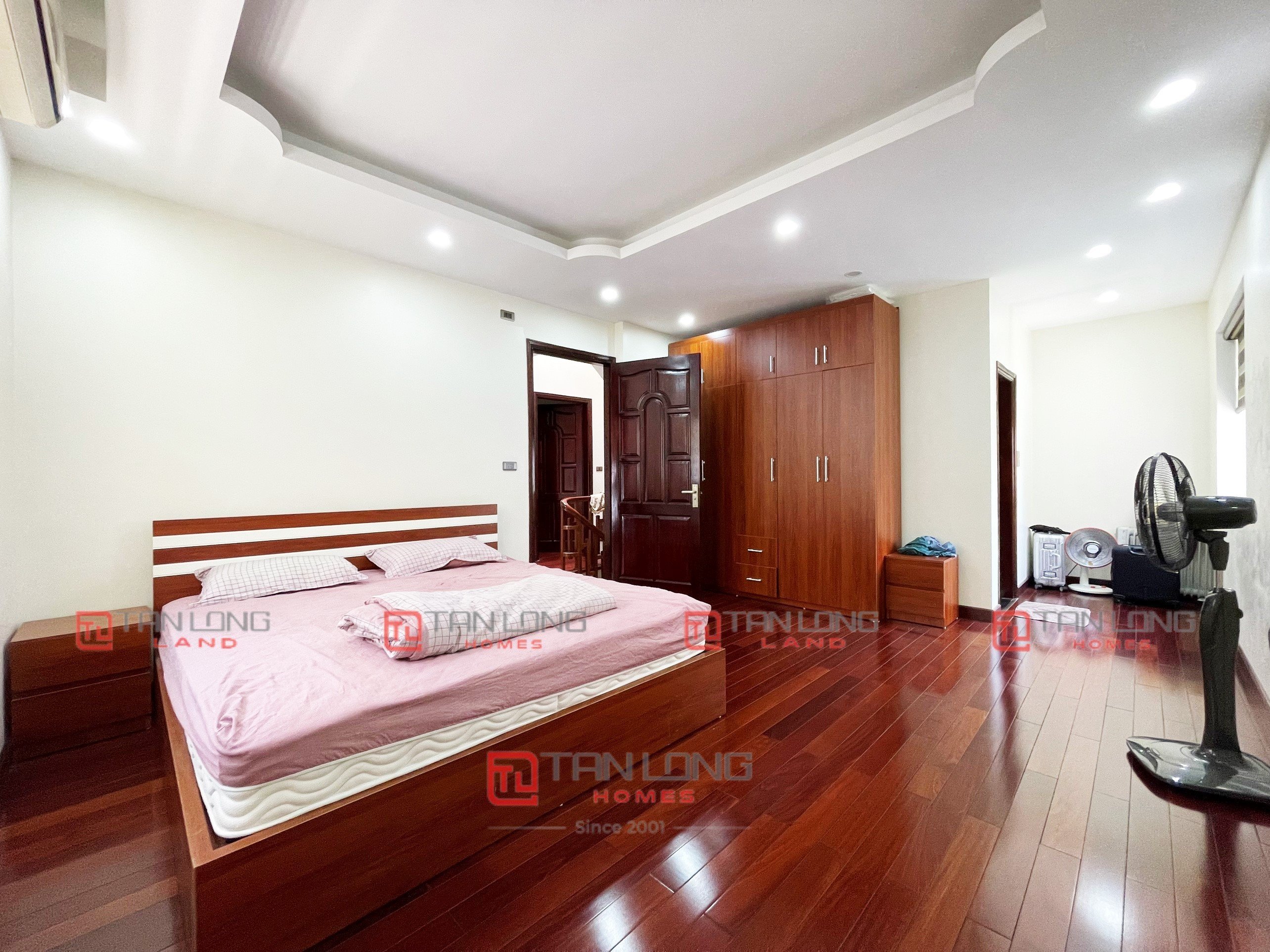 Cho thuê biệt thự song lập nội thất tân cổ điển Vinhomes Riverside 7