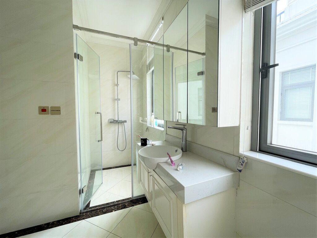 Cho thuê căn biệt thự song lập hoàn thiện tại Vinhomes The Harmony 12