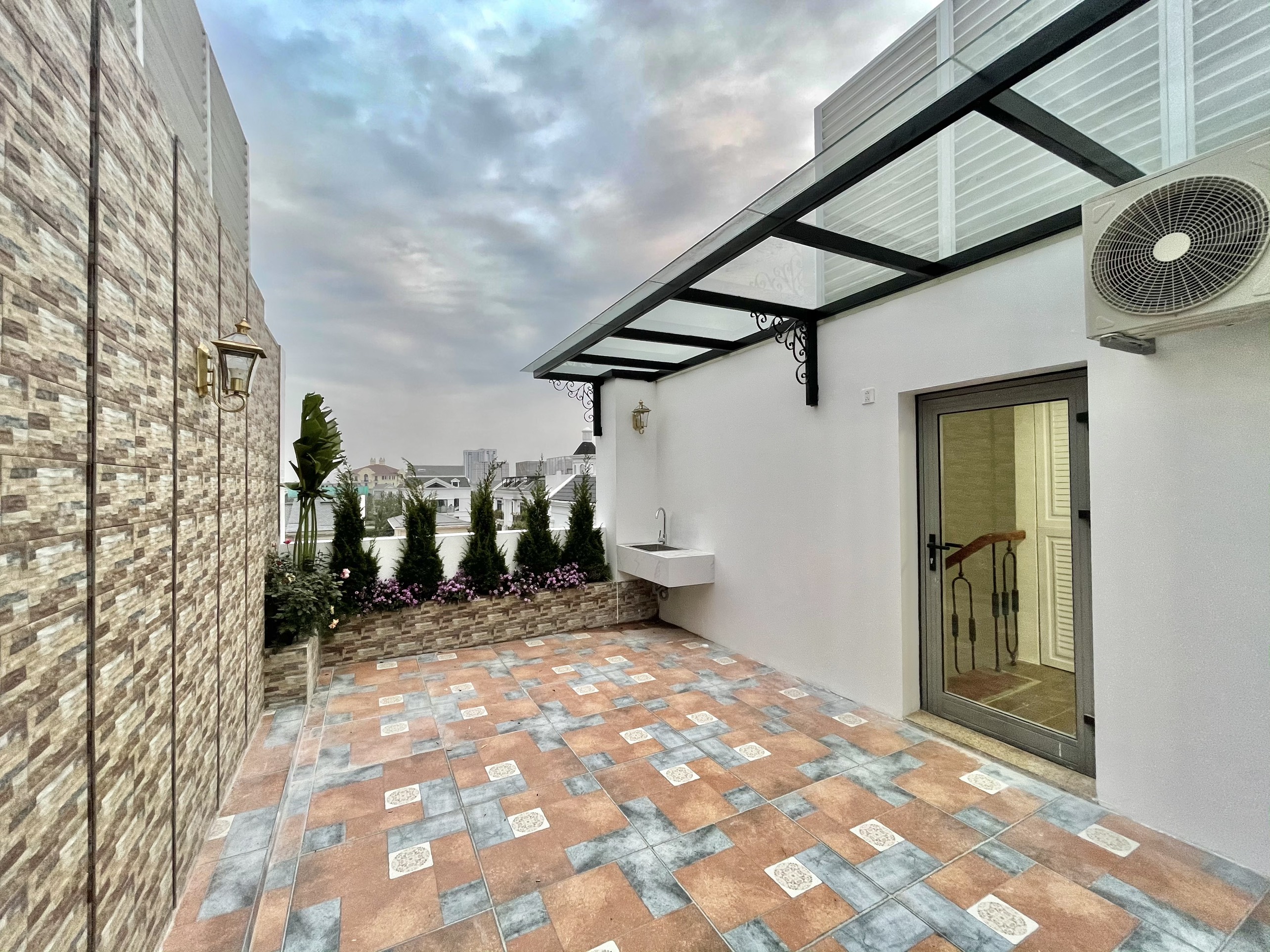 Cho thuê nhà liền kề đủ đồ gần hồ điều hòa Vinhomes The Harmony 10
