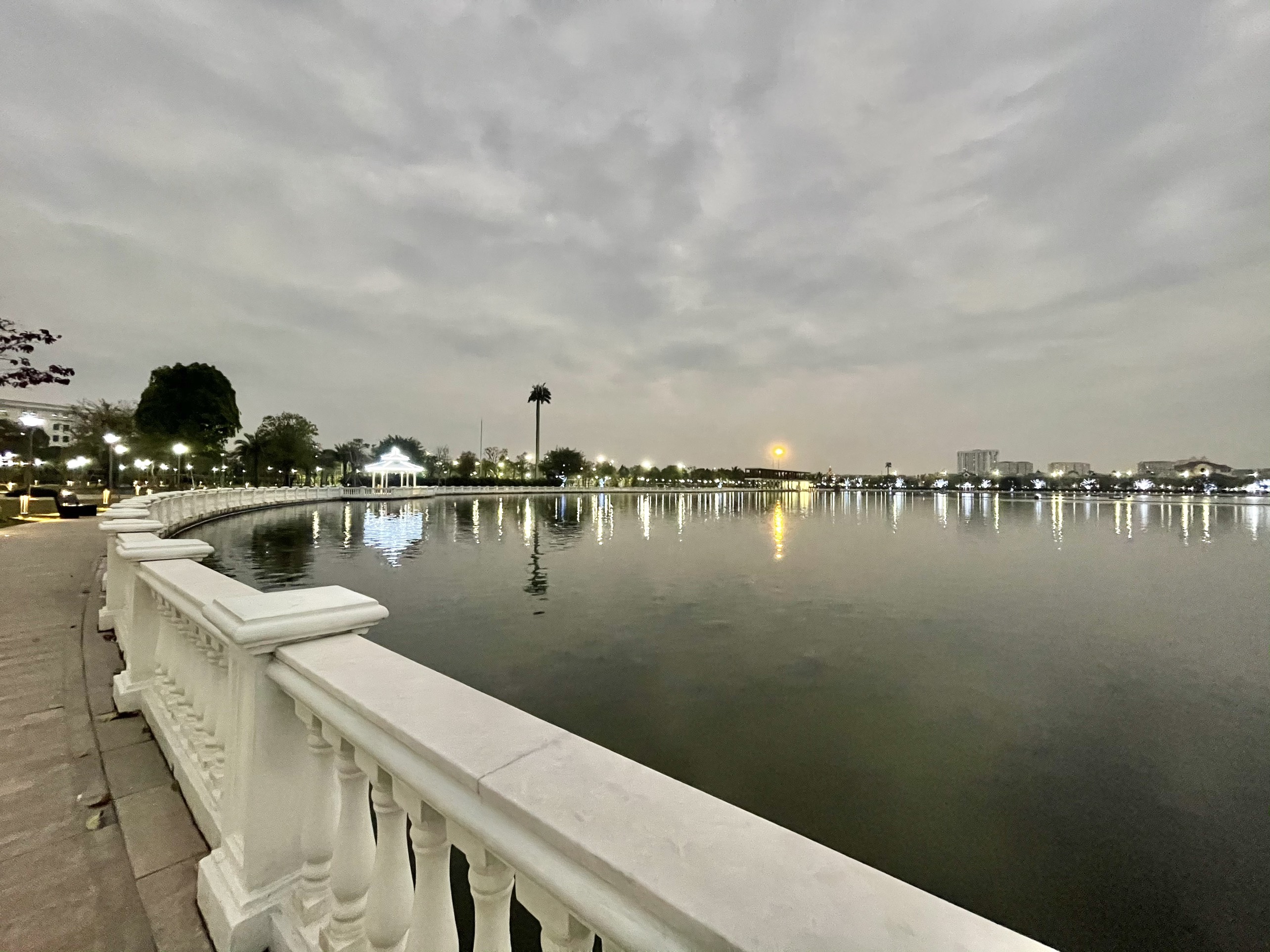 Cho thuê nhà liền kề đủ đồ gần hồ điều hòa Vinhomes The Harmony 11
