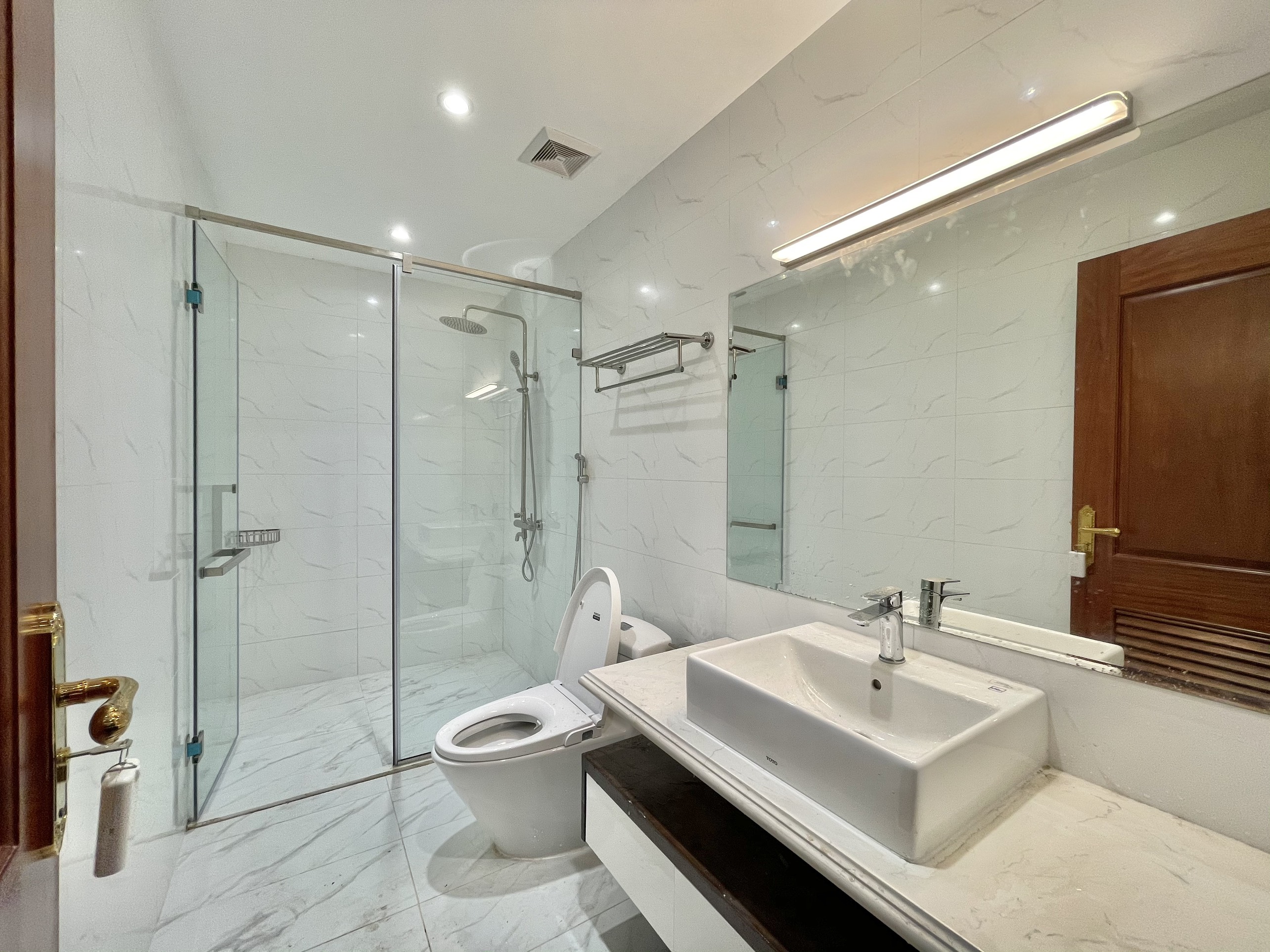 Cho thuê nhà liền kề đủ đồ gần hồ điều hòa Vinhomes The Harmony 6