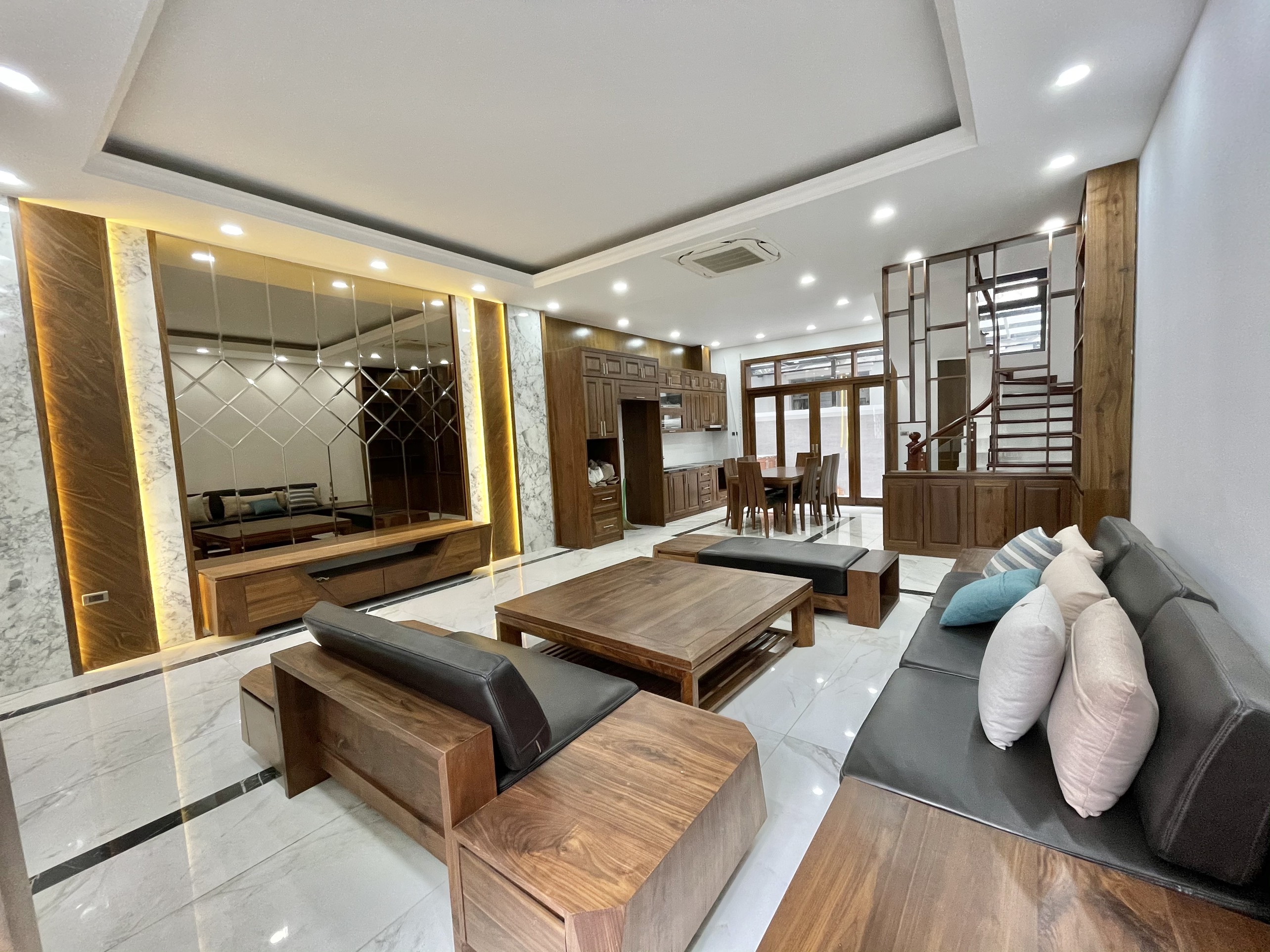 Chuyển nhượng Biệt thự liền kề mới hoàn thiện tại Vinhomes The Harmony- Long Biên 2