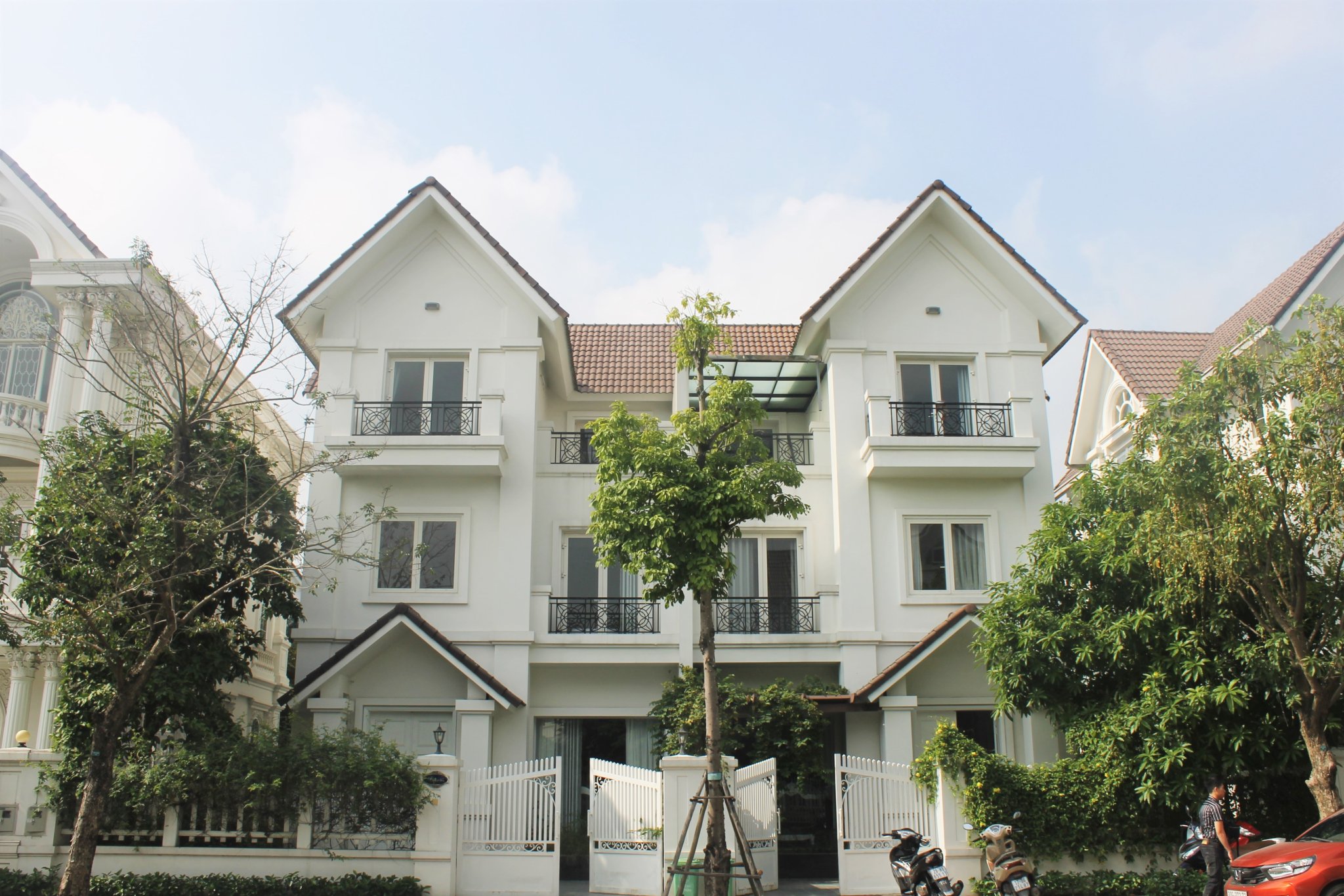 Chủ nhà cần cho thuê Biệt Thự Song Lập đủ đồ tại KĐT Vinhomes Riverside, Long Biên, Hà Nội.