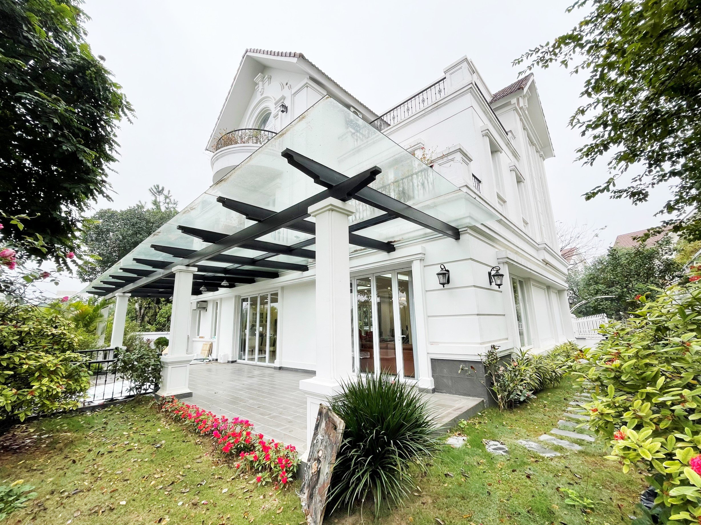 Biệt thự đơn lập siêu cho thuê tại Vinhomes Riverside 1
