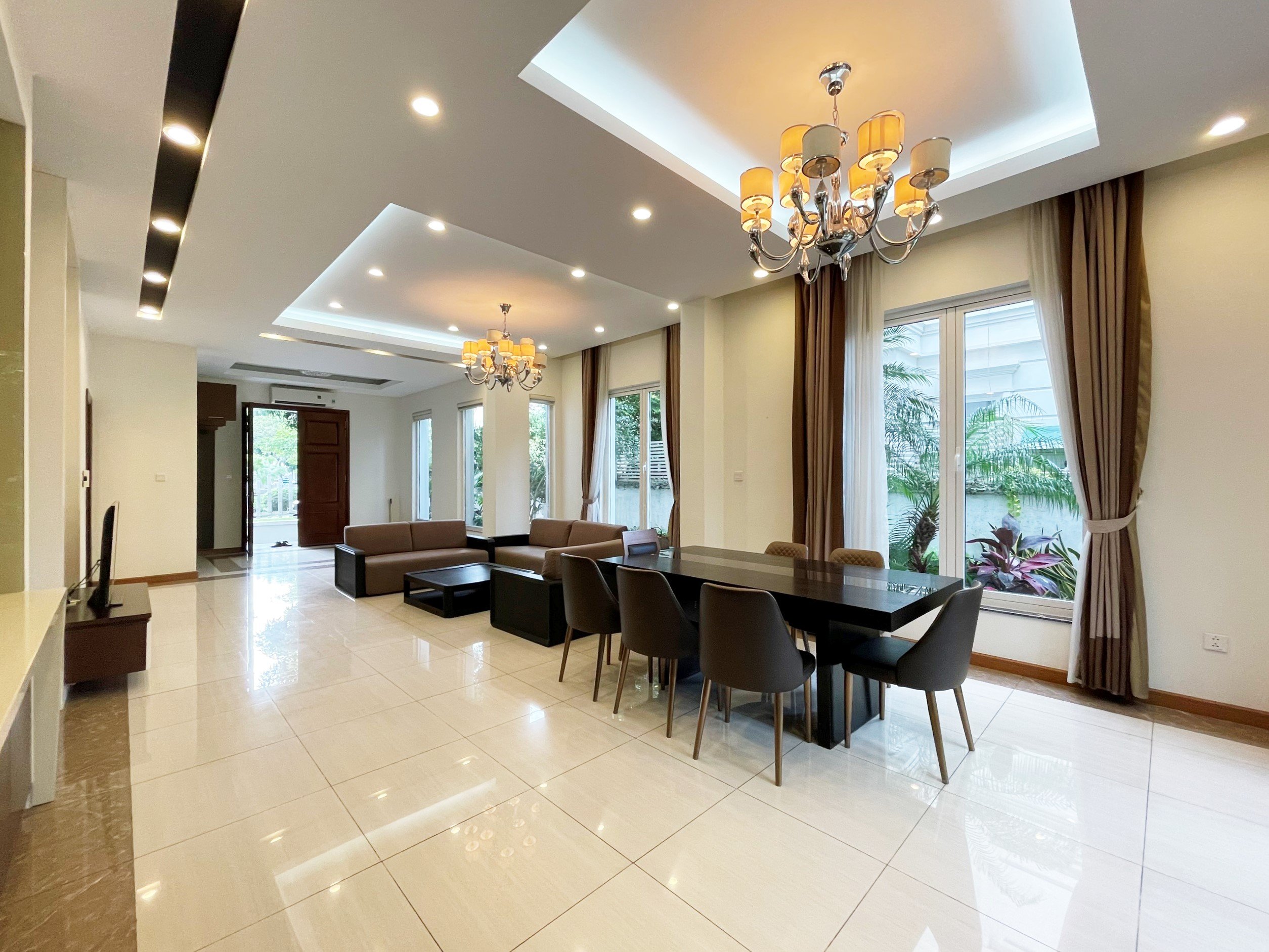 Biệt thự sân vườn đẹp nội thất cao cấp cho thuê tại Vinhomes Riverside 1