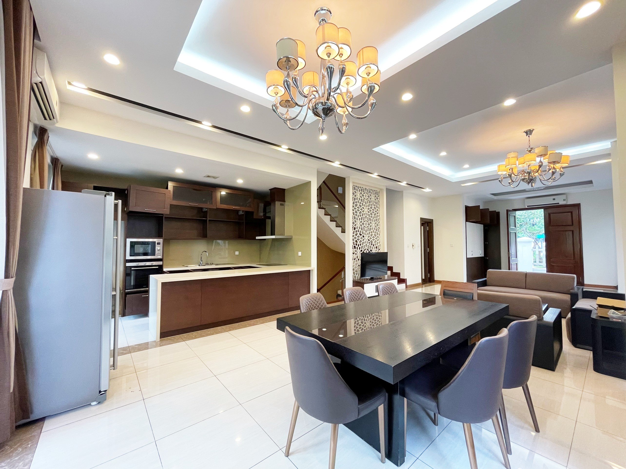 Biệt thự sân vườn đẹp nội thất cao cấp cho thuê tại Vinhomes Riverside 2