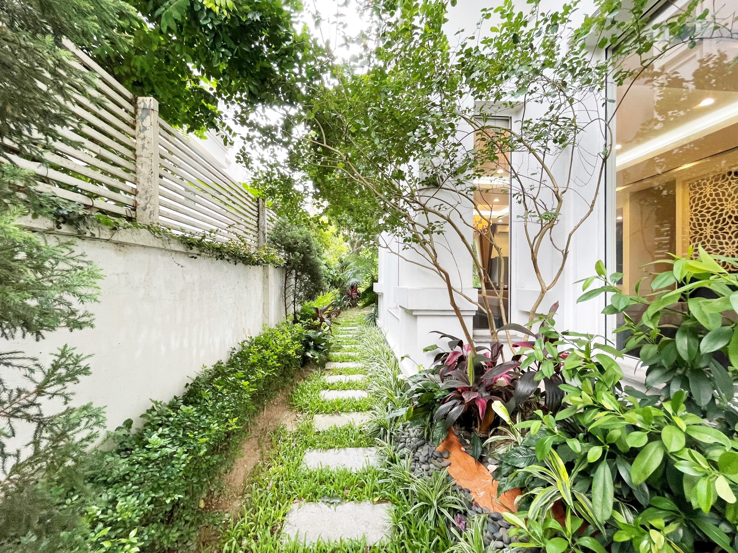 Biệt thự sân vườn đẹp nội thất cao cấp cho thuê tại Vinhomes Riverside 3